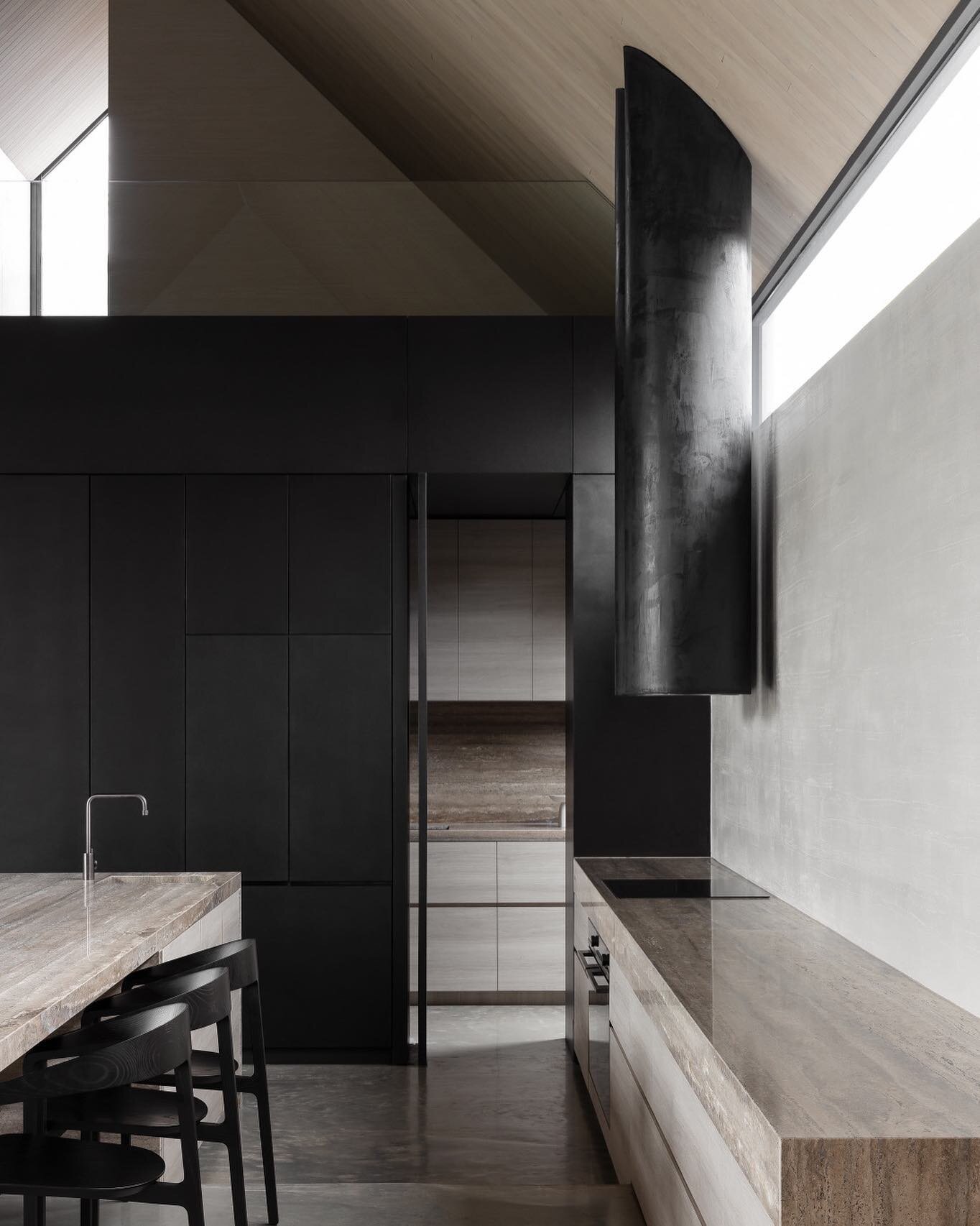 Minimalism at its finest. The Barwon Heads House displaying restraint, refinement and rawness in its materiality. Pictured here, custom rangehood by our @carlierandco_ team. Award winning architect @adamkanearchitects and captivating photography @tim