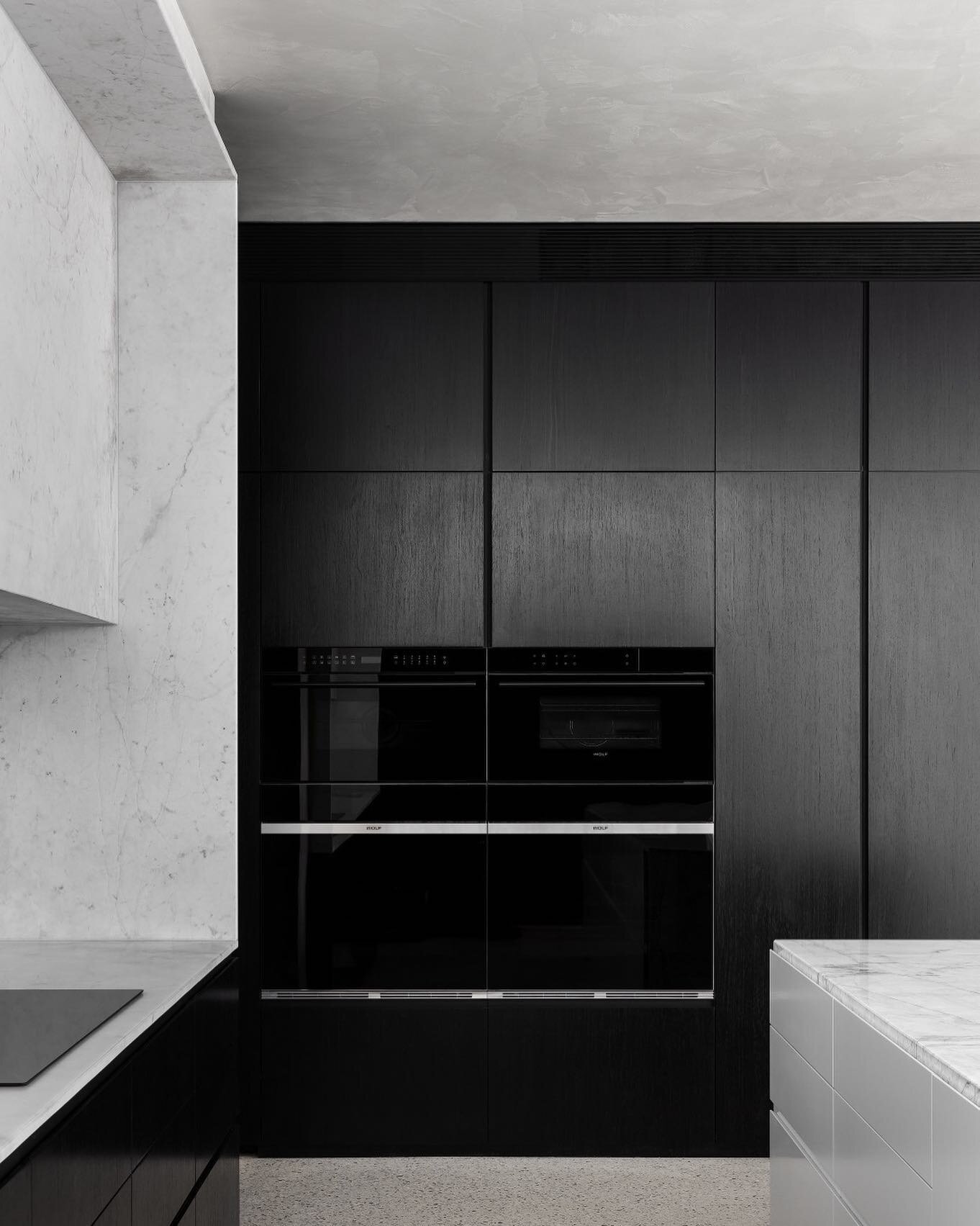 The award winning kitchen at the Brighton House designed by @adamkanearchitects expresses a level of minimalistic sophistication through monochromatic materiality and refined detailing. Wall to ceiling specialist Venetian plastering completed by us @