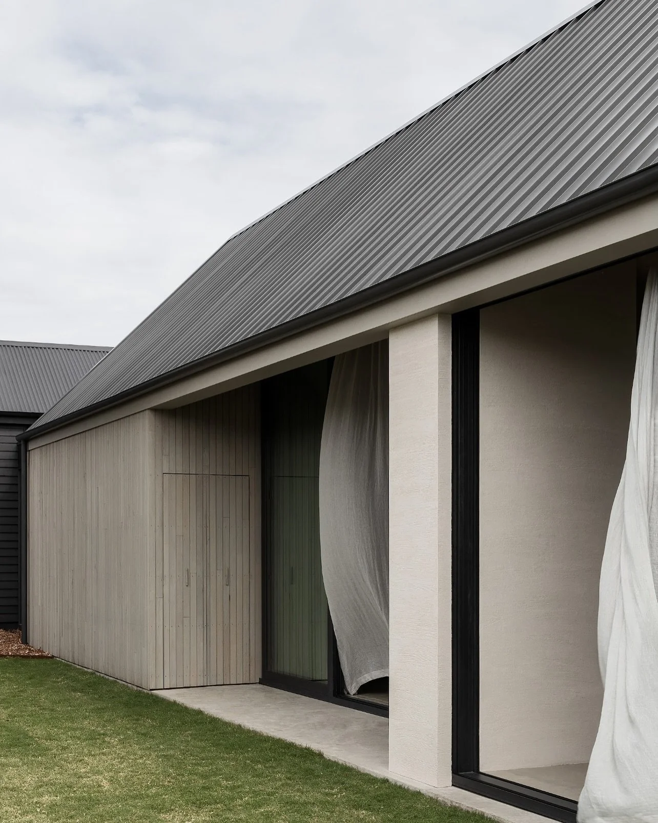 Set against the calm rhythm of the coast, the Barwon Heads House speaks a language of restraint and texture. Each surface has been composed to reflect its natural surroundings, from soft timbers to our raked Venetian plaster walls, crafted with our o