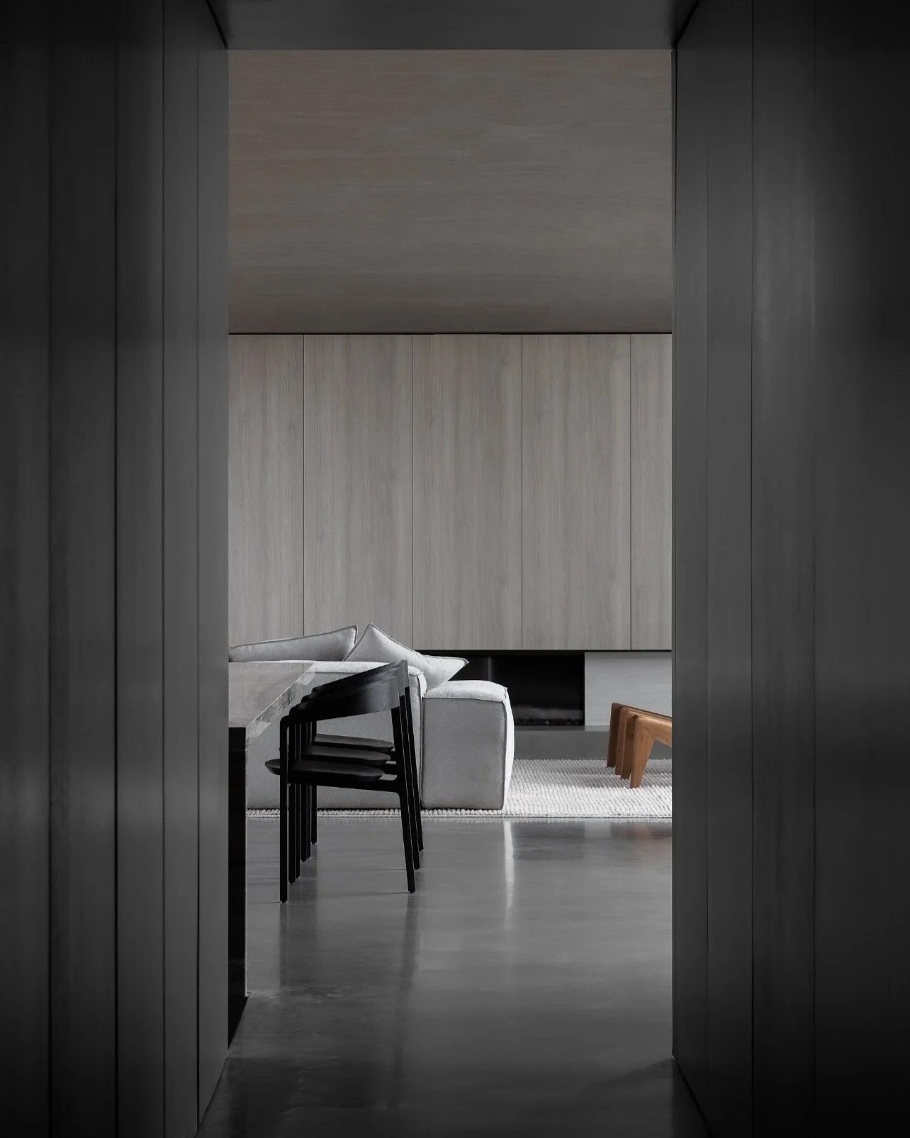 A choreography of contrast where darkness compresses, light releases and the architecture guides you through stillness toward discovery. Material honesty and spatial tension shape a meditative living experience. Anchored in its coastal surroundings, 