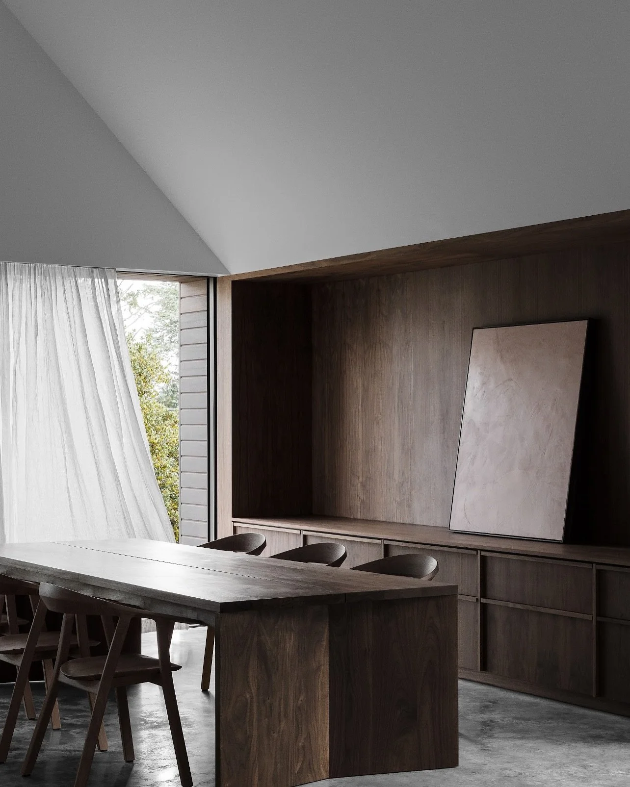 The Walnut House is deeply rooted in its natural context with every detail and material thoughtfully chosen to echo its surroundings and the connection to the walnut tree on site. A restrained palette of rich walnut, soft textiles and timeless finish