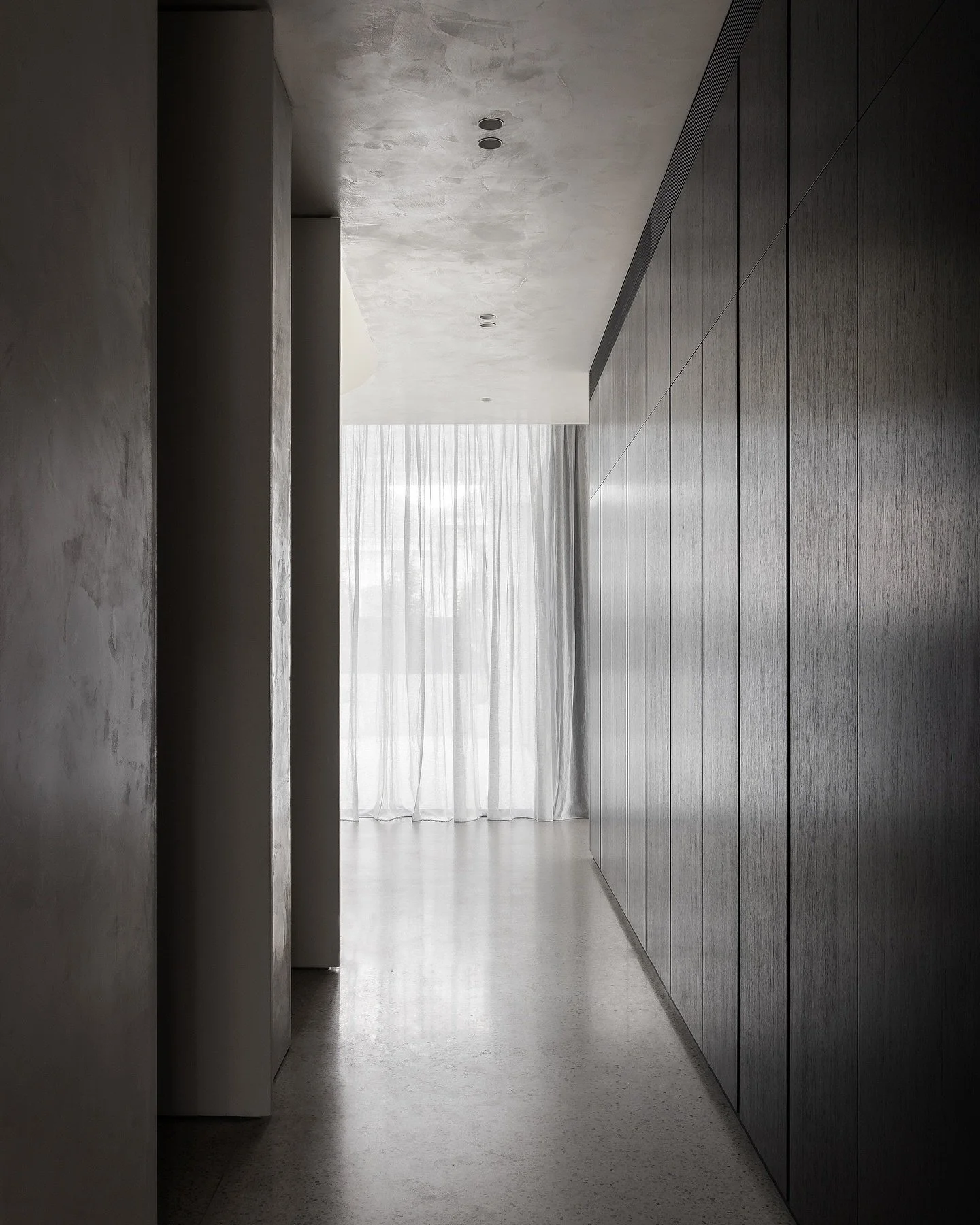 Textured finishes bring a refined balance of light, shadow and materiality, transforming a simple walkway into an architectural experience of depth, contrast and quiet sophistication. 

Architecture @adamkanearchitects 
Finishes @carlierandco_ 
Photo