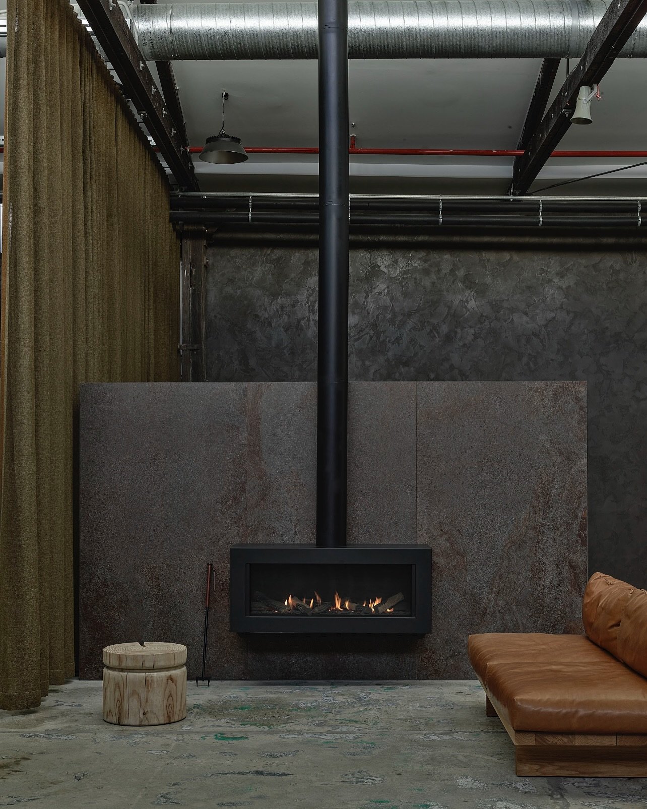 In the Oblica Sydney showroom, materiality takes centre stage. The brief was not simply to finish surfaces but to elevate the atmosphere creating a space that feels grounded, tactile and quietly powerful.

Through the use of our Venetian plaster and 