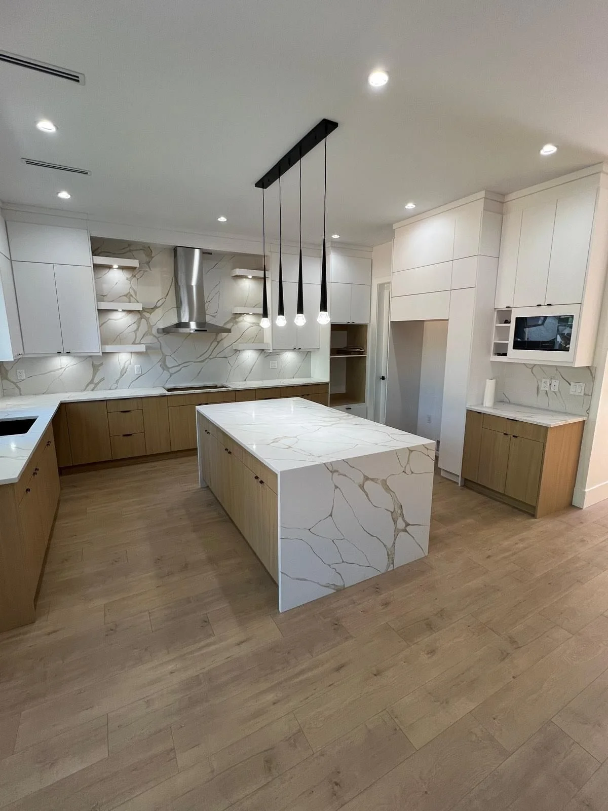 Some interior shots of a recently completed home by Hundel Electric in Surrey. Contact us for your next project. #lowermainlandelectrician #vancouverelectrician
#surreyelectrician #deltaelectrician #burnabyelectrician