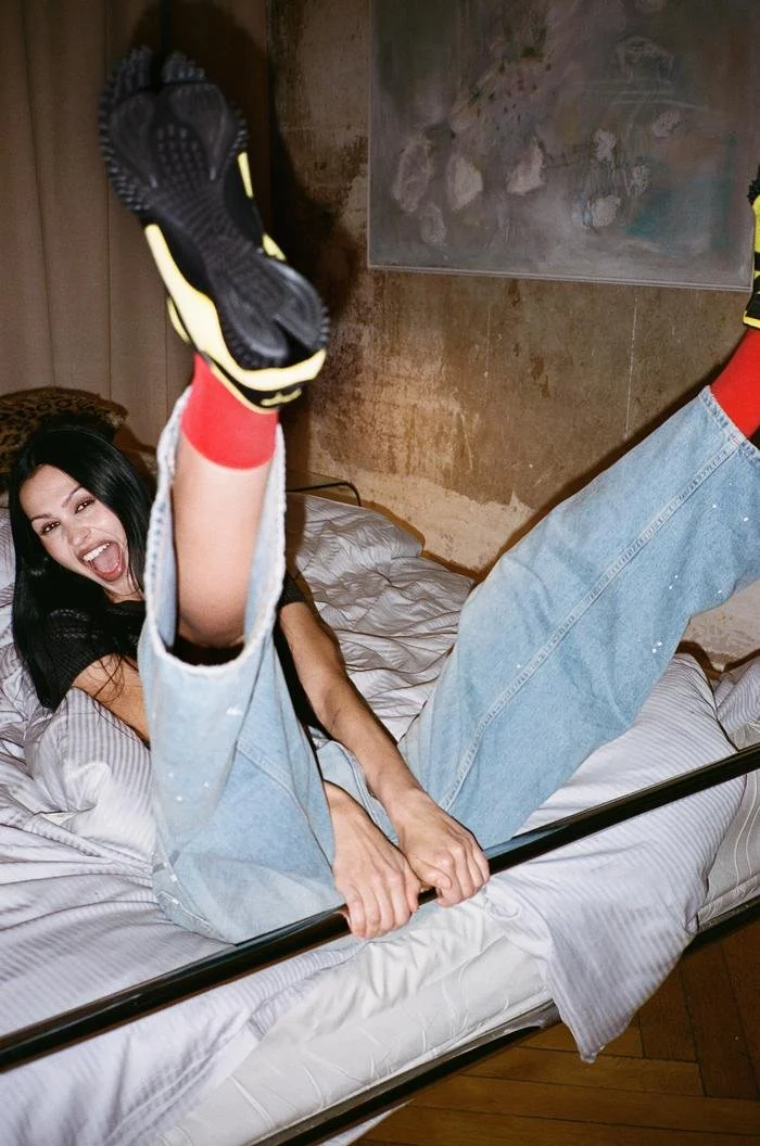 25AW_Social-BTS_SP_Mostro_Amelia-Gray-Yellow_0021-sm.jpg