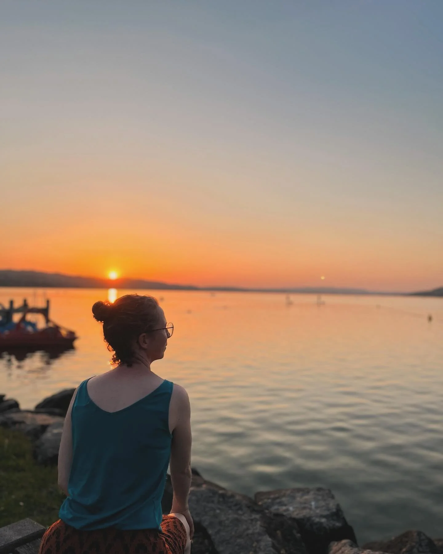 Ein paar Gedanken zum heutigen Weltyogatag. 

In einer meiner letzten Stunden, die ich unterrichtet habe, haben wir nachher festgestellt, dass Yoga und insbesondere Yin Yoga heilsam, n&auml;hrend, sanft und gleichzeitig so kraftvoll, weil transformie