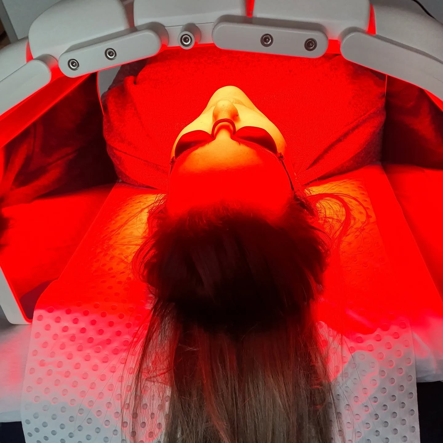 LED has arrived at Dr Katie-Beth Webster. 

Treatment indications include; skin Rejuvenation, antiaging, wound healing and tissue repair, anti-inflammatory, acne and more. 

Book a consultation with our practice nurse Loren to see if this treatment i