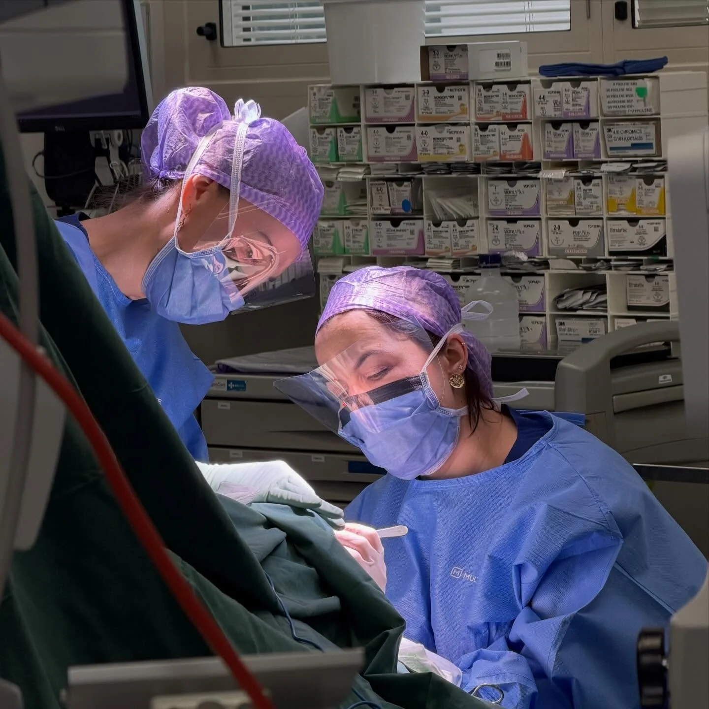 Operating today with our surgical assistant Tegan, the team work in the operating theatre makes every procedure possible!
On today&rsquo;s list: hand laceration repairs, a bilateral breast reduction &amp; excision of scalp skin lesions