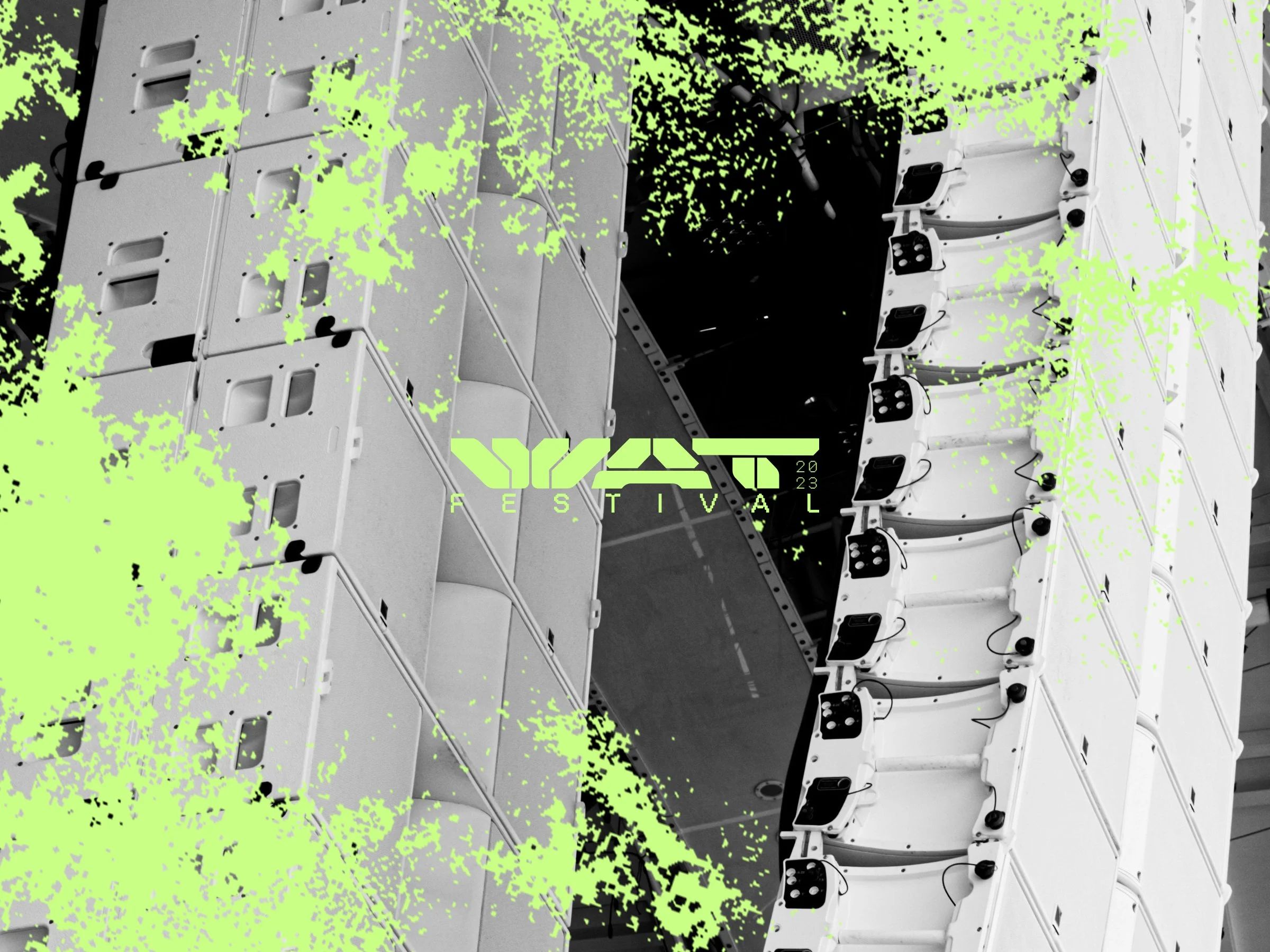 Une image en noir et blanc avec une installation d'enceinte de festival, avec graphiques en vert fluorescents et un ftexte 'WAT Festival 2023'