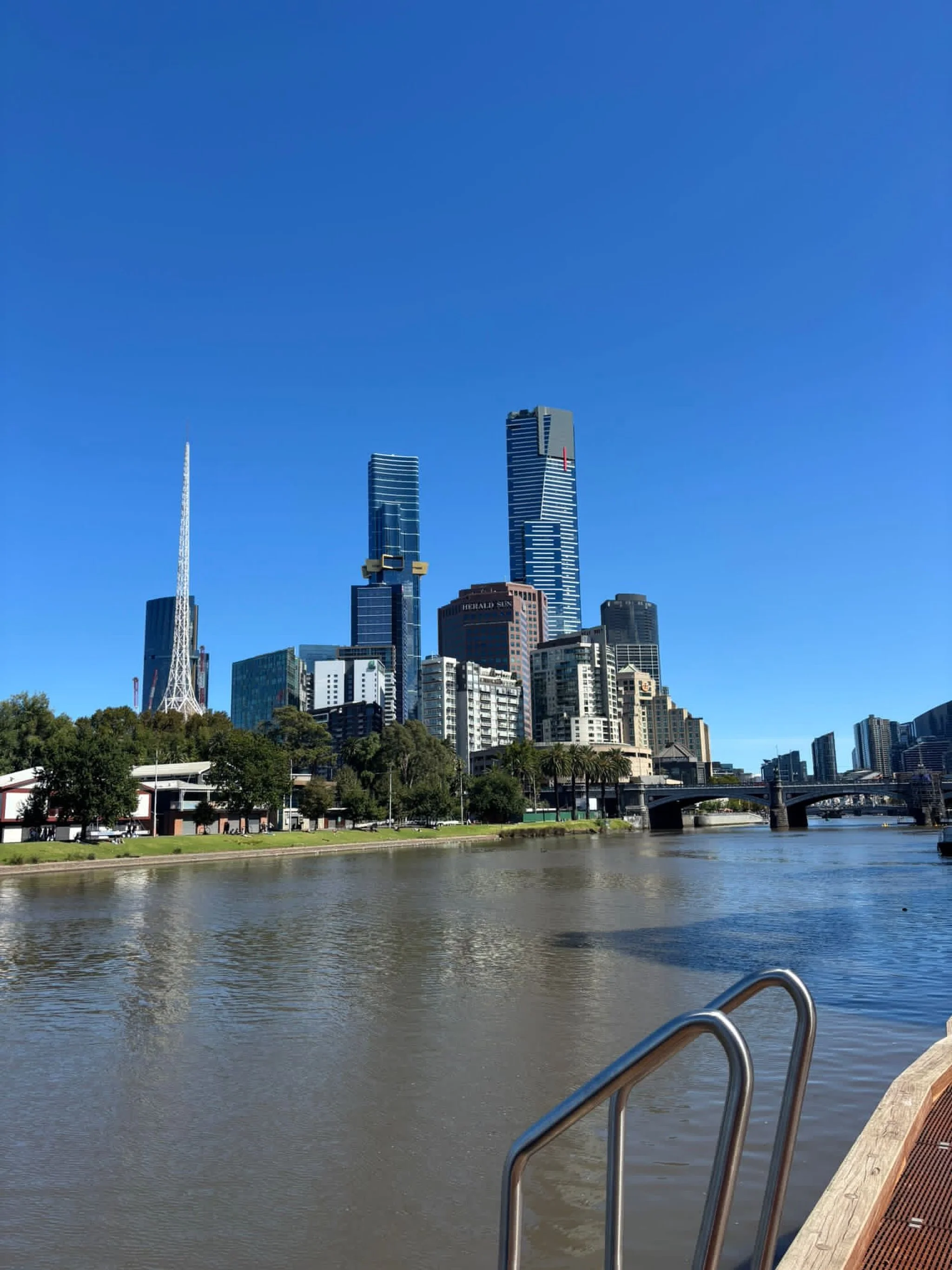 Gosh I am missing these blue skies this week. It feels like Autumn in the UK 🍂 ☔️ 

#mountainweather #blueskiesandsunshine #australianmidwife #visasupport #ahpraregistration