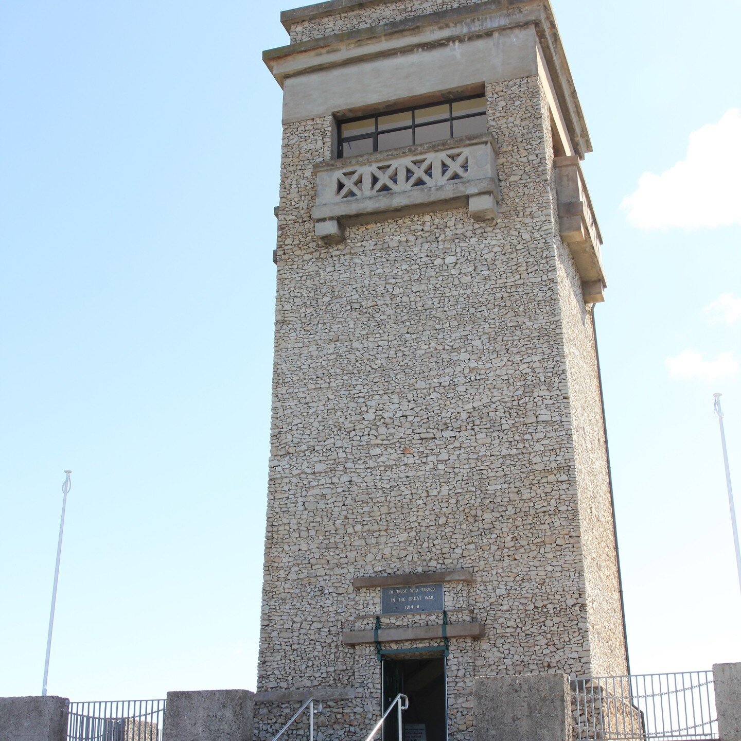 Goulburn War Memorial on Rocky Hill is a tribute to the men of Goulburn and district who served in World War I. Inside the tower is a tablet inscribed with the names of those who enlisted from the district. The lookout gallery at the top of the Memor