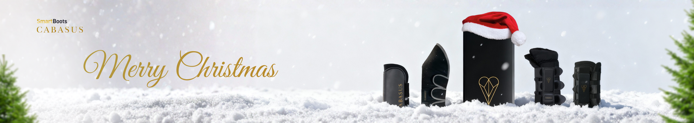 Weihnachtliche Szene mit schwarzen Smart Boots Verpackungen, eine trägt einen roten Santa-Hut, im Schnee mit Tannenzweigen im Hintergrund, frohe Weihnachten auf Deutsch