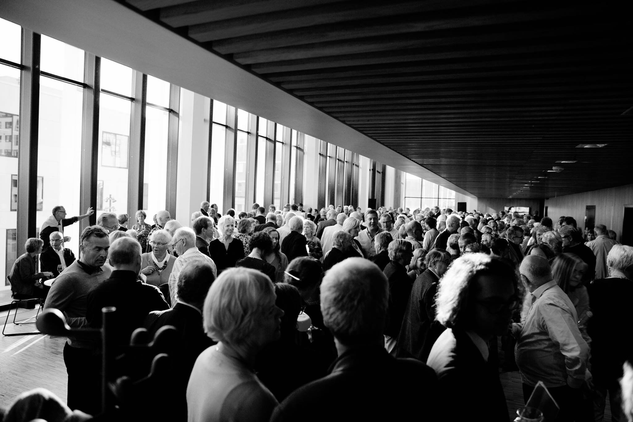 Konsert_folk i foaje-kopi.jpg