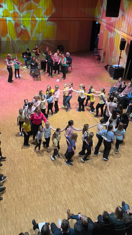 Forestilling med folkemusikk og folkedans av BUL Bodø