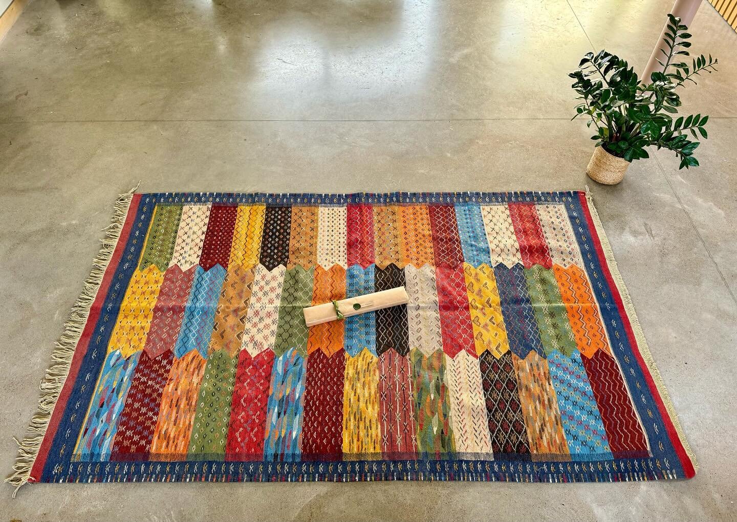 A very lovely delivery today from @joy.thorpe Take a look at her online for a selection of more kilim rugs amongst lots of other beautiful things 

#interiors #irishinteriors #concrete #morroccanrugs #kilim