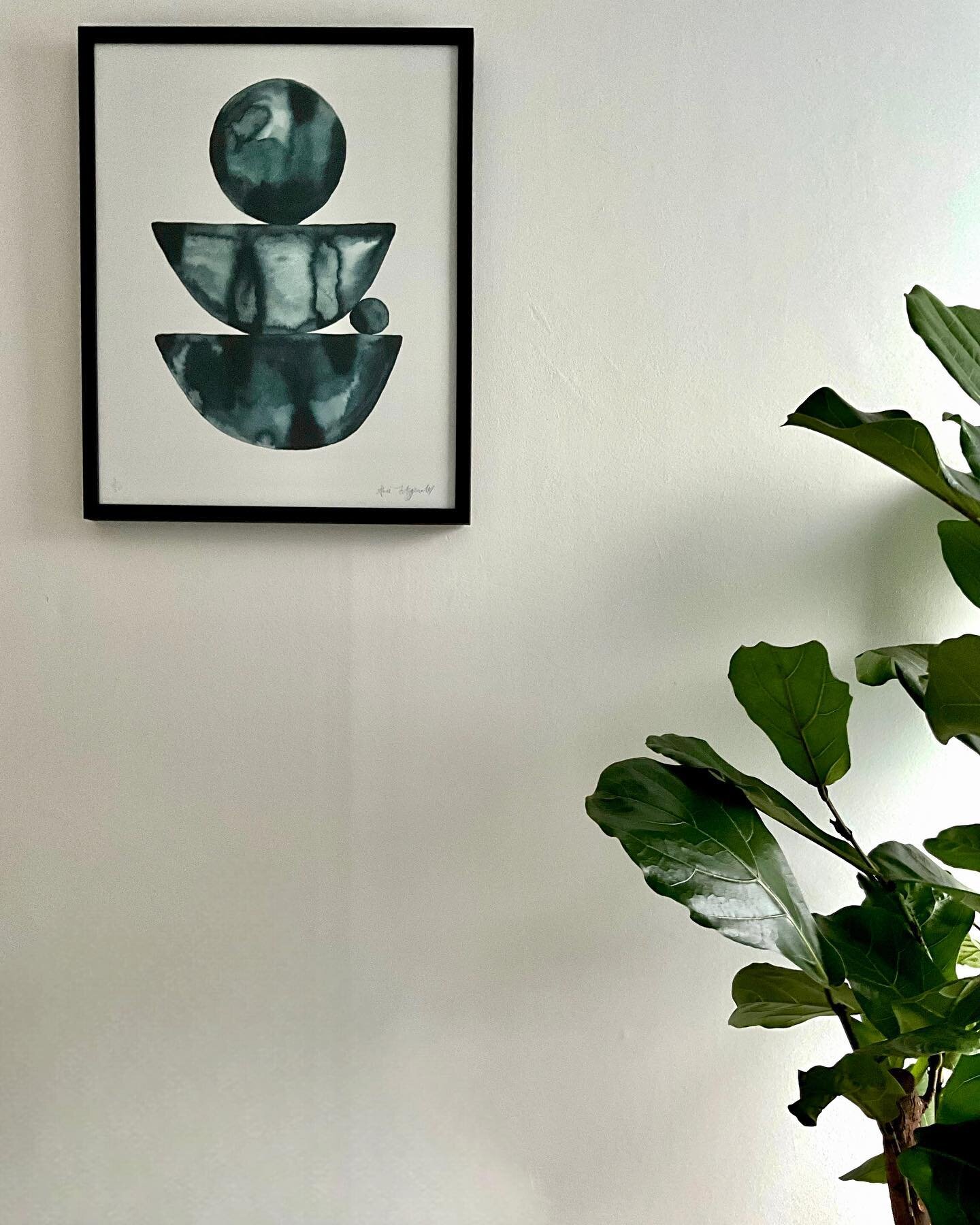 Hallway details from my Sandycove project. Artwork and plants always guaranteed to liven up any space. &lsquo;Ink Forms&rsquo; by the very talented @alicefitzgeraldart 

#interiors #interiordesigner #irishinteriors #hallway #hallwaydecor #plantdecor 