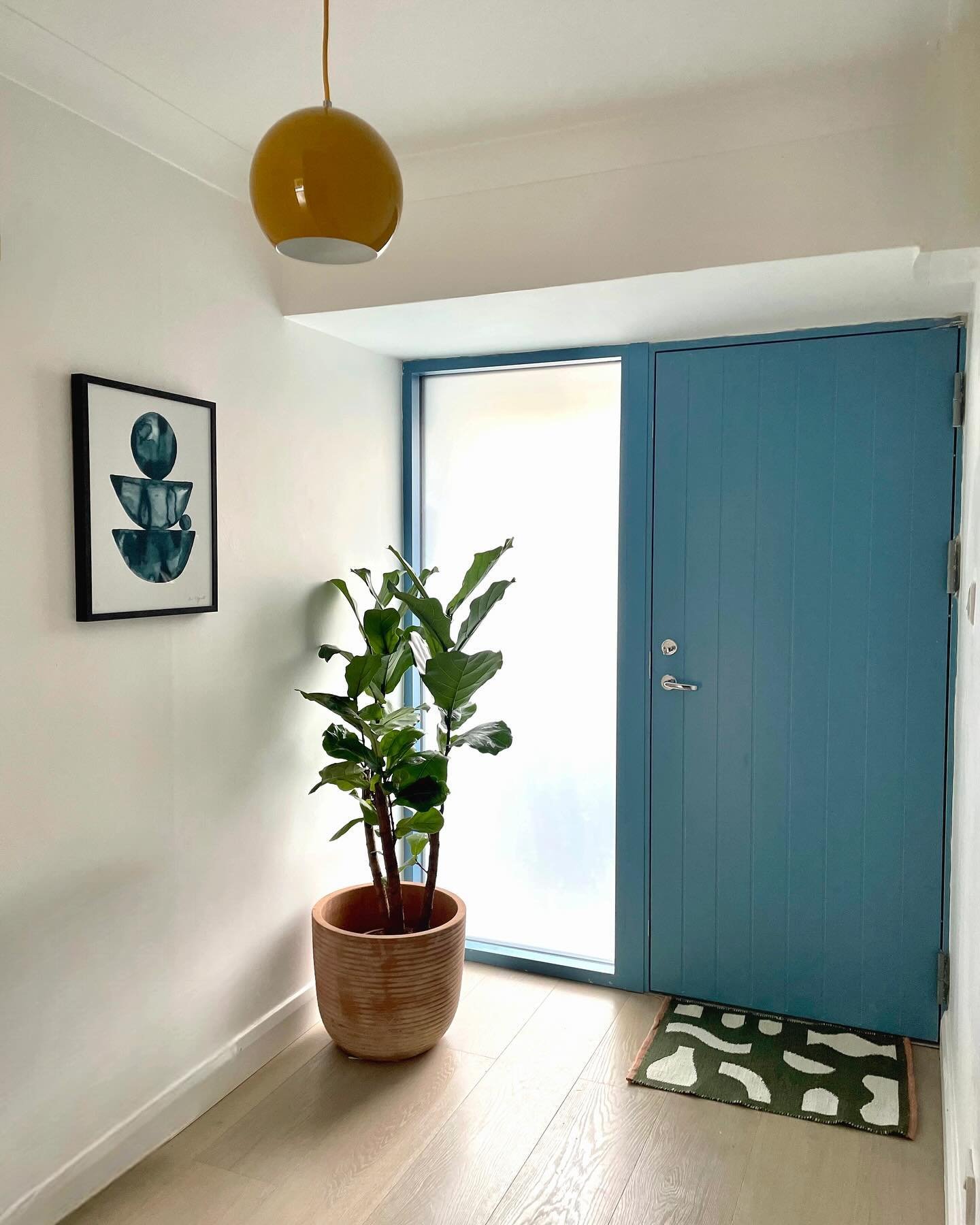 A look back to this hallway design for a client last year. I kept a bright, fresh and airy palette in mind when designing this small space. Neutral walls allowed for more colourful choices elsewhere. Love a brightly coloured front door. Swipe for the