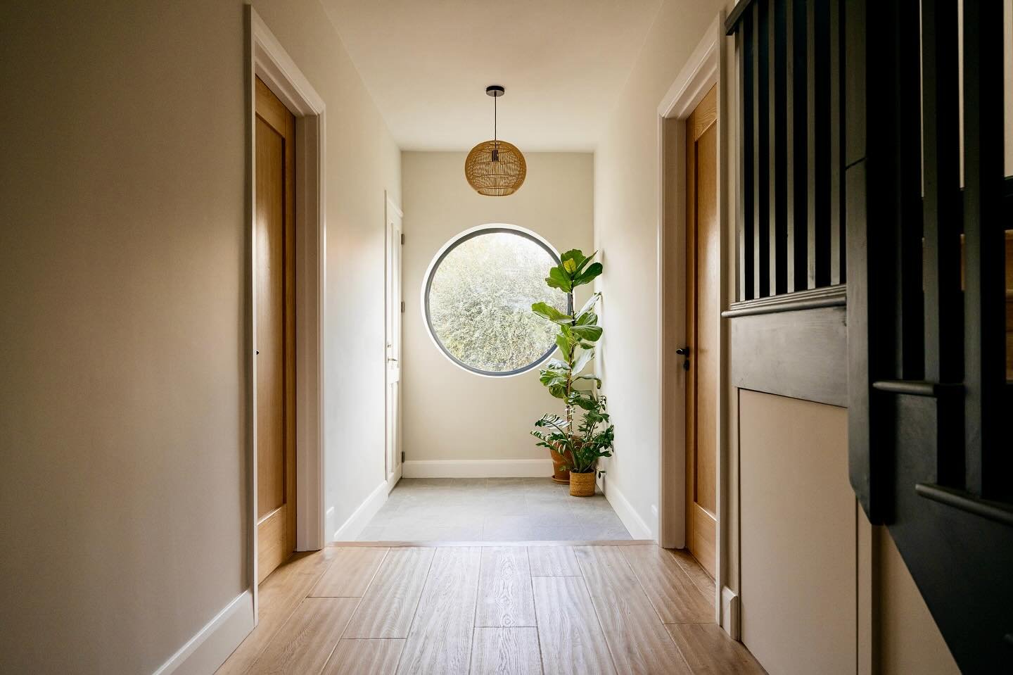 Clean lines, soft light and some greenery. This hallway design features a genkan - a traditional Japanese entryway where people take off their shoes before entering the main space, marking the transition from outside to inside. Swipe for the before!
