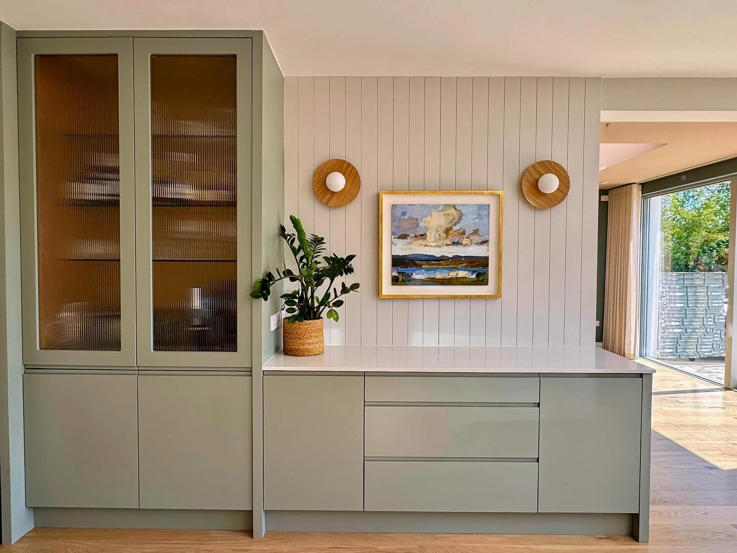 A fresh new corner in this newly designed open-plan kitchen - we added a separate bar cabinet for the clients who love to entertain. Swipe for the before!

#kitchen #kitchendesign #interiordesign #irishinteriors #farrowandball #homebar #joinery