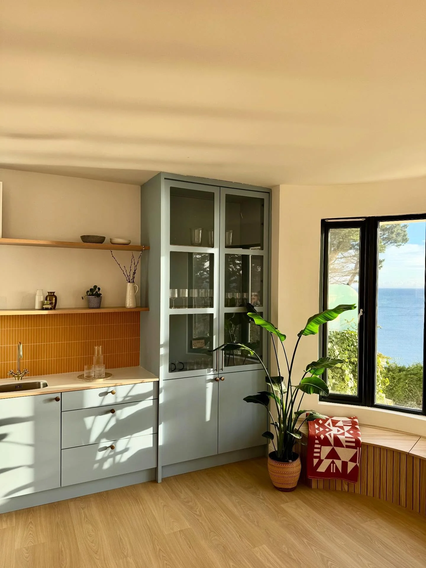 This design was all about making the most of the incredible sea views. A bright colour palette, natural light and curved window seats that give uninterrupted sea views. Take me back! 🌊 

#design #interiordesigner #kitchendesign #irishinteriors #besp