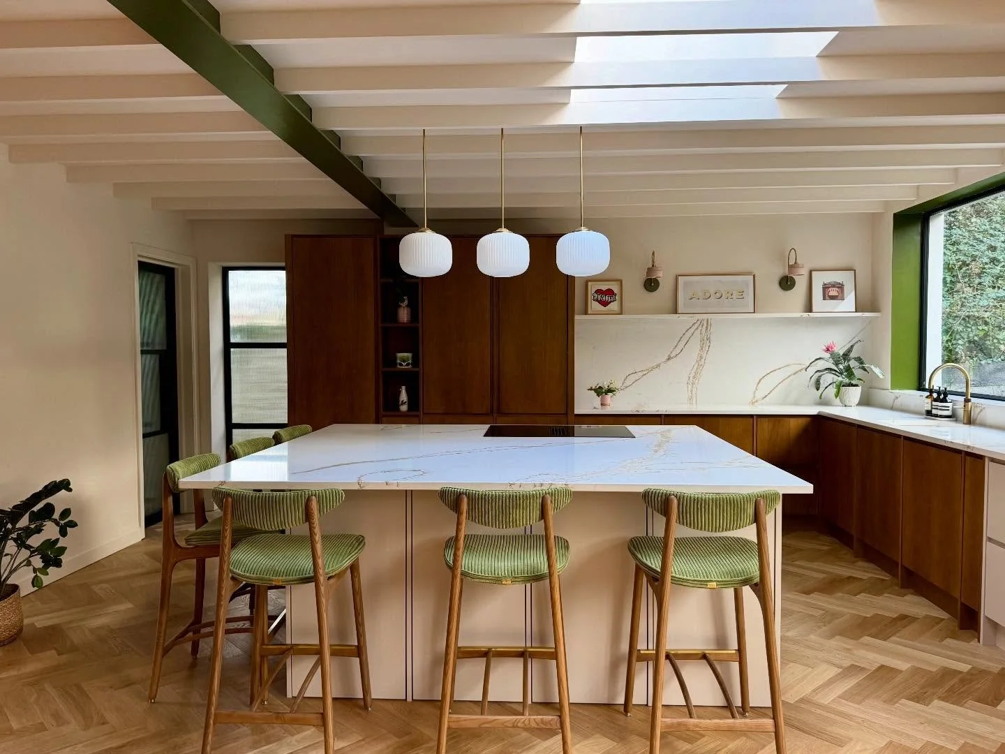Loved being part of this kitchen design for the nicest clients. They had a clear vision from the outset, and it was all about warm timber paired with soft greens and pinks throughout.
The large island was a key part of the brief which is the main foc