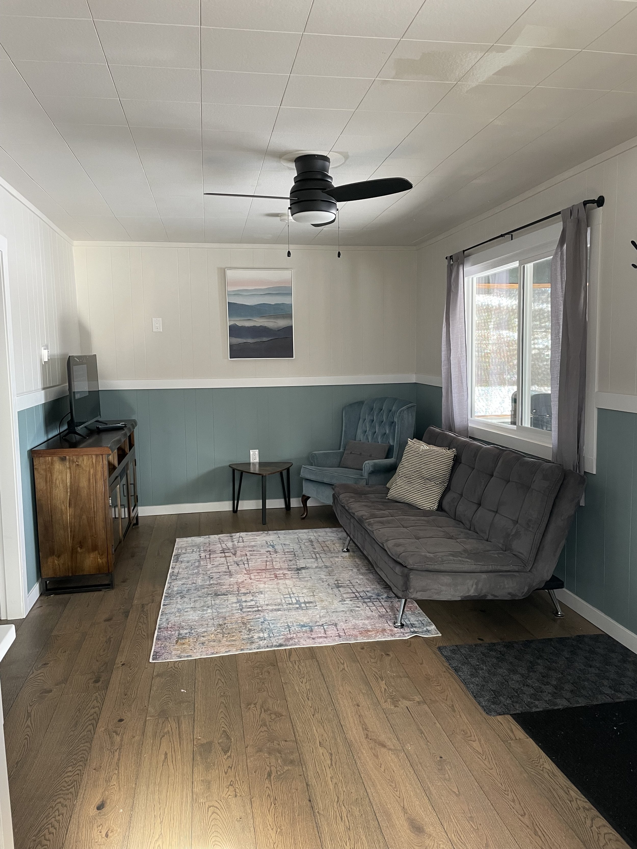 Cabin 2- Living w/futon