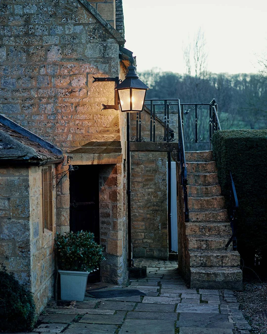 The Cotswold stone glows under the moody lamps, full of old-world charm at Pye Corner House.
.
.
.
.
#broadwayvillage #cotswolds #pyecornerhouse #broadwaycotswolds #luxurycotswoldsescapes #englishcountryside #ruralretreat #limestone #cotswoldstone