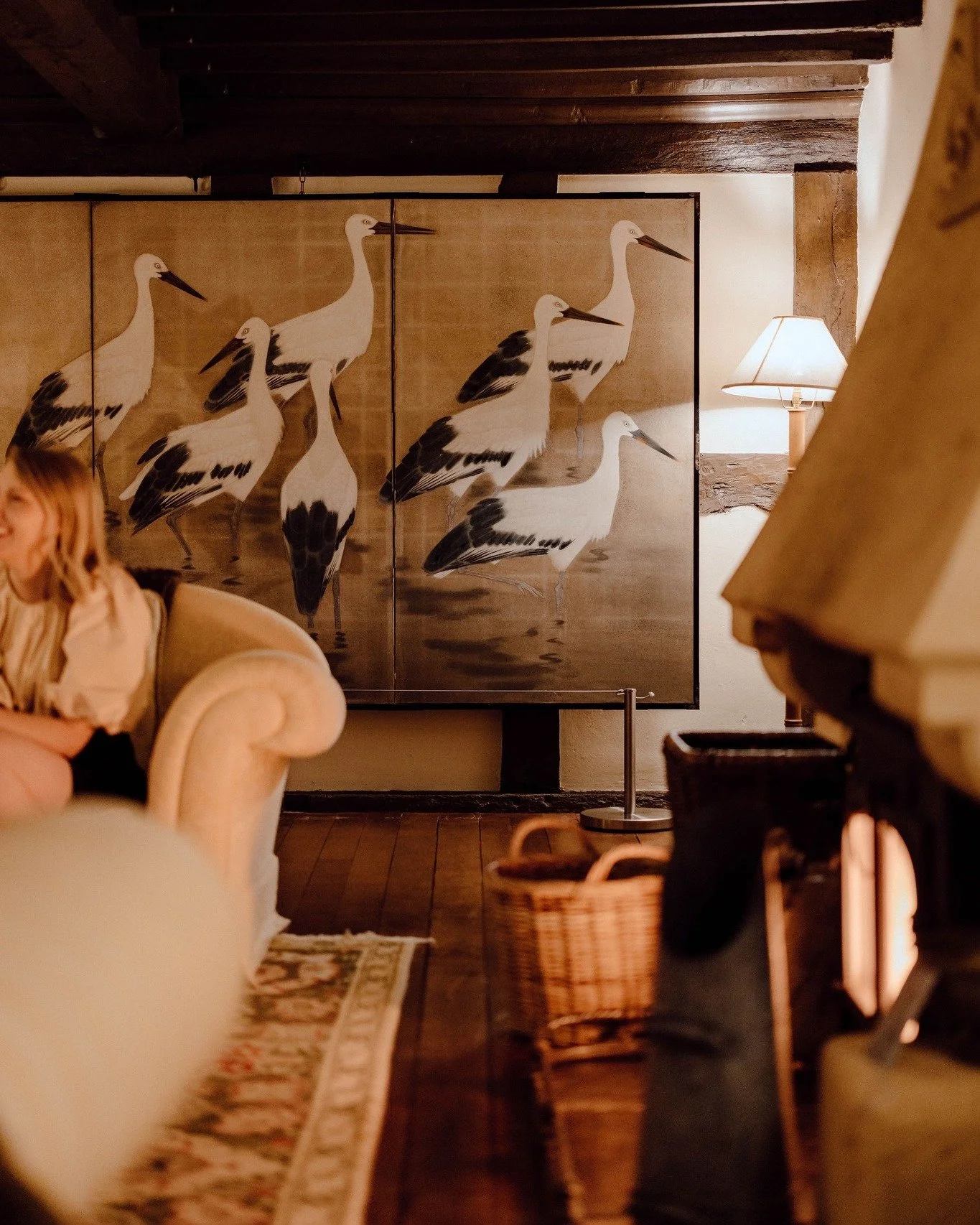 Sinking into the cosiest of living rooms at Pye Corner House, wrapped in the glow of beautiful hand painted antique Japanese screens.

Photo by @ellisreed for @seansymington 
.
.
.
.
 #cotswoldstyle #luxurycotswoldstyle #cotswoldinteriors #broadwayvi