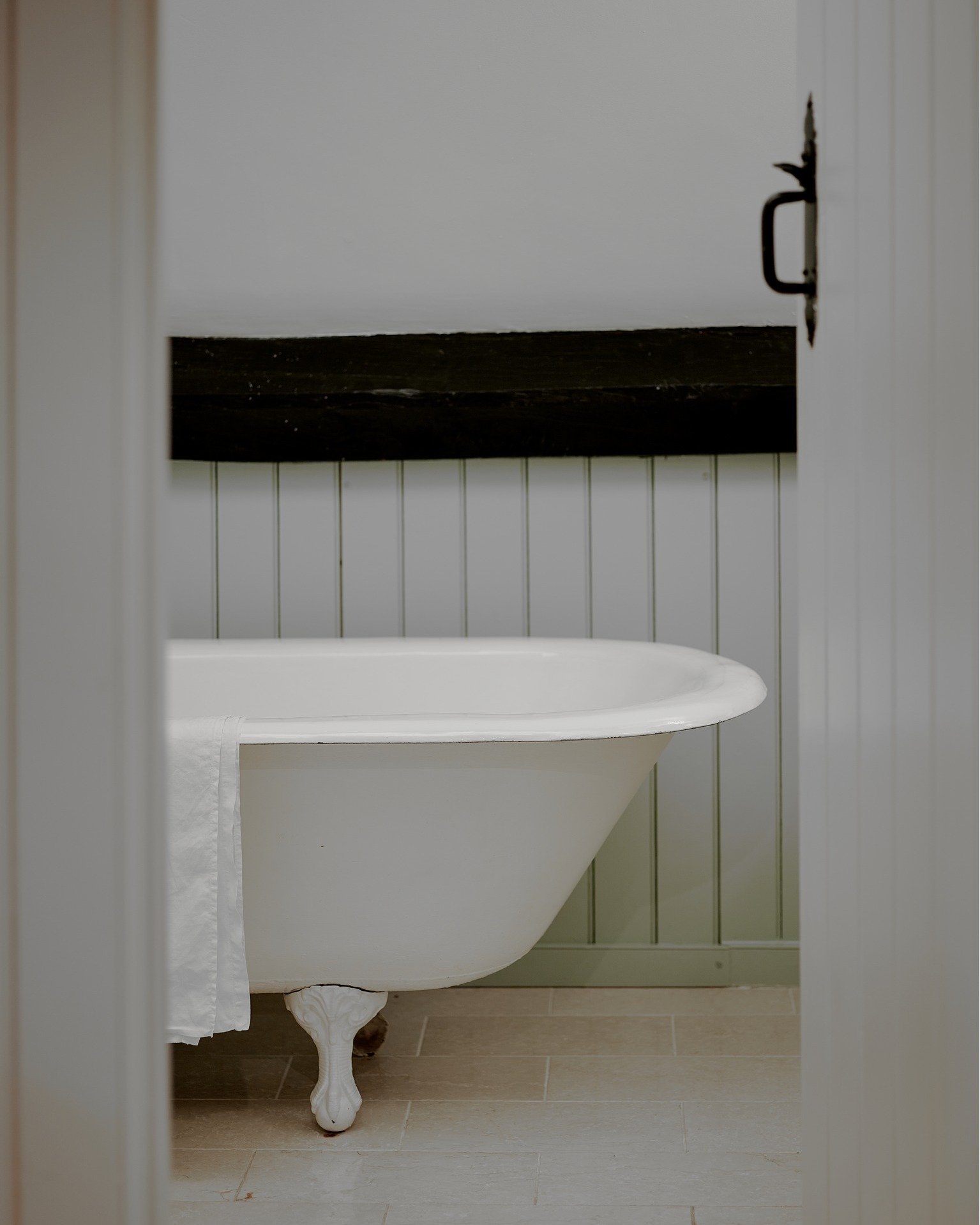 Sink into relaxation mode at Pye Corner House with @100_acres bubble bath. With notes of lavender, geranium and sweet orange filling the room like a slow exhale.
.
.
.
.
#broadwayvillage #cotswolds #pyecornerhouse #broadwaycotswolds #luxurycotswoldse