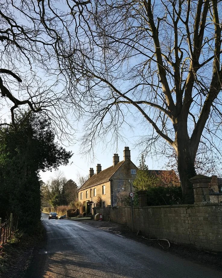 We are situated just outside the picturesque village of Broadway in the Cotswolds. Pye Corner House is only an 8&ndash;10 minute walk from the village either along the village road or via scenic country footpaths. 
.
.
.
.
#PyeCornerHouse #BroadwayVi