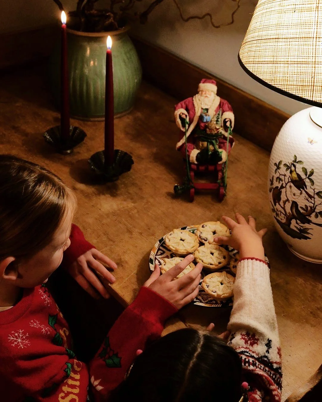 Little Christmas helpers on the hunt for mince pies. We think the best ones are from @broadwaydeliuk 
.
.
.
.
#LittleChristmasHelpers #MincePies #ChristmasInTheCotswolds #CotswoldsChristmas
#FestiveSeason #SupportLocal #TisTheSeason