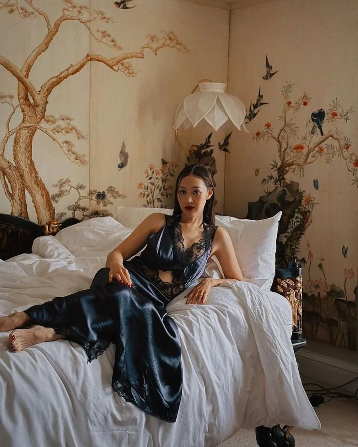 Fashion Director @pookjongkol in our decadent master suite, surrounded by hand-painted Japanese screens.
.
.
.
.
#cotswoldstyle #luxurycotswoldstyle #cotswoldinteriors #broadwayvillage #cotswoldmanor #pyecornerhouse #cotswoldschristmas #cotswolds #ma