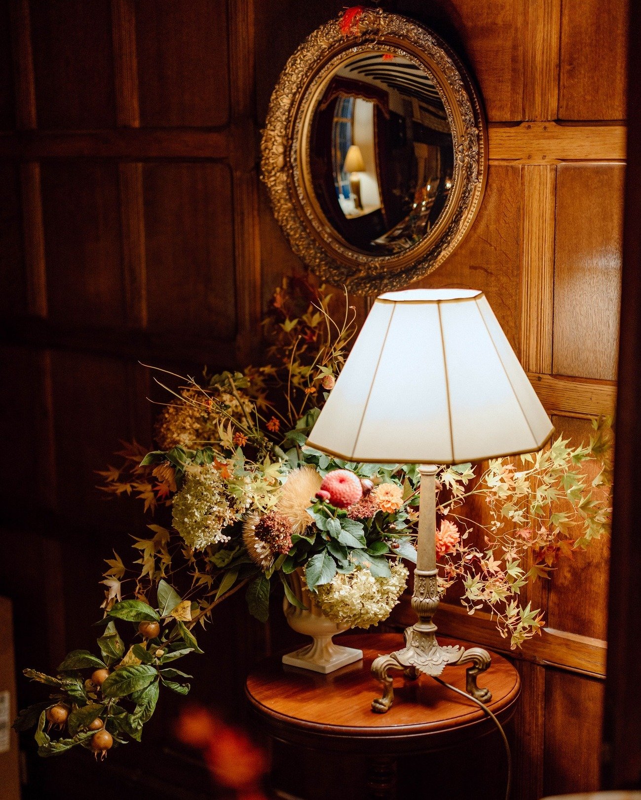 We always love seeing how our guests dress Pye Corner House for a party and @seansymington did it beautifully. Effortlessly elegant. 

Photographed by @ellisreed 
.
.
.
.
#cotswoldinteriors #holidayrentals #luxurycotswoldstyle #cotswoldstyle #cotswol