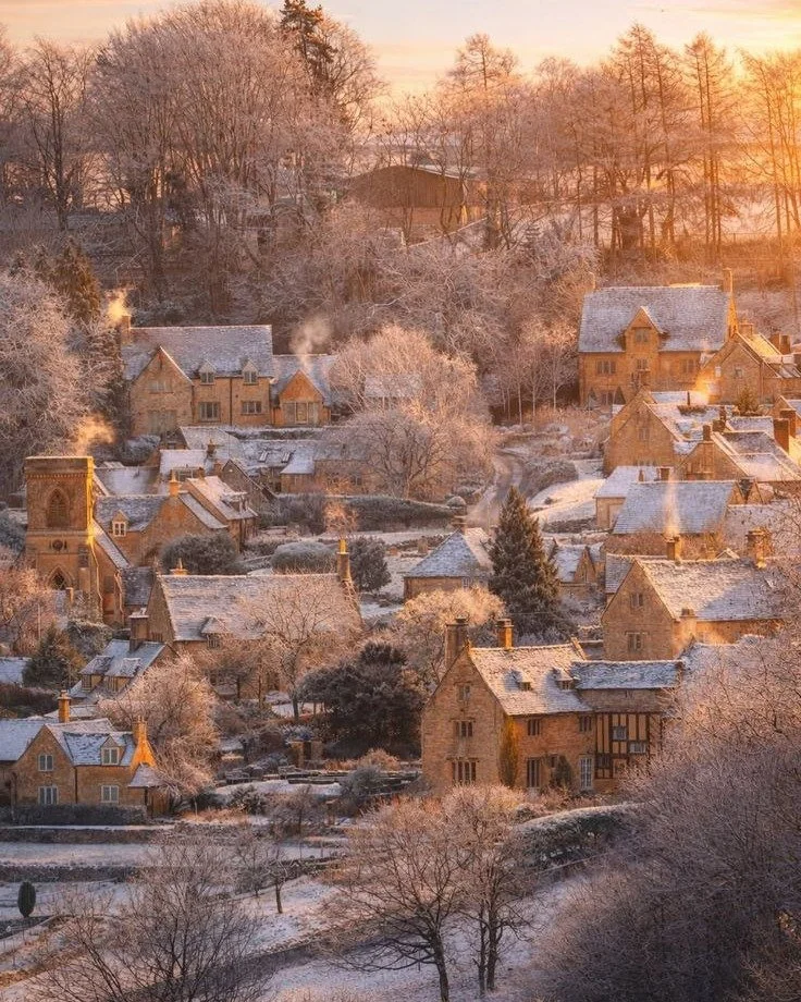 A stunning photograph by @mrgaryellis capturing a winter view of Snowshill from the escarpment just south of Broadway. The honey-coloured Cotswold stone glows softly in the low winter light.
.
.
.
.
#snowshill #broadwaycotswolds #thecotswolds #cotswo