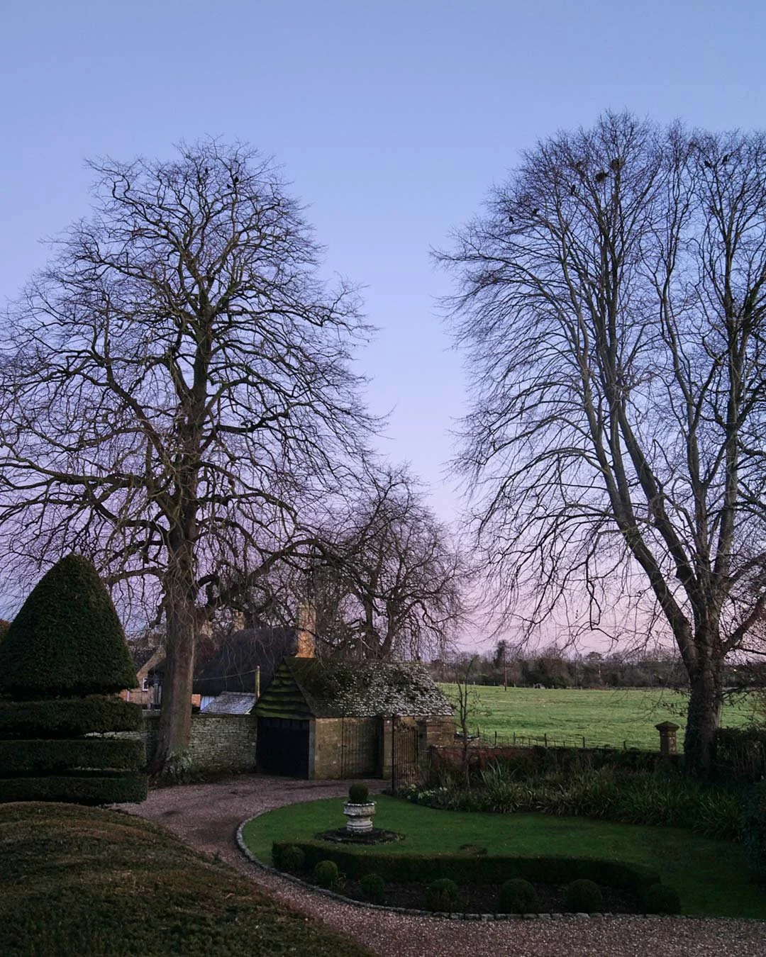 A beautiful winter morning in the Cotswolds, with garden views stretching out across to the paddocks beyond.
.
.
.
.
#cotswoldslife #broadwaycotswolds #pyecornerhouse #englishcountryside