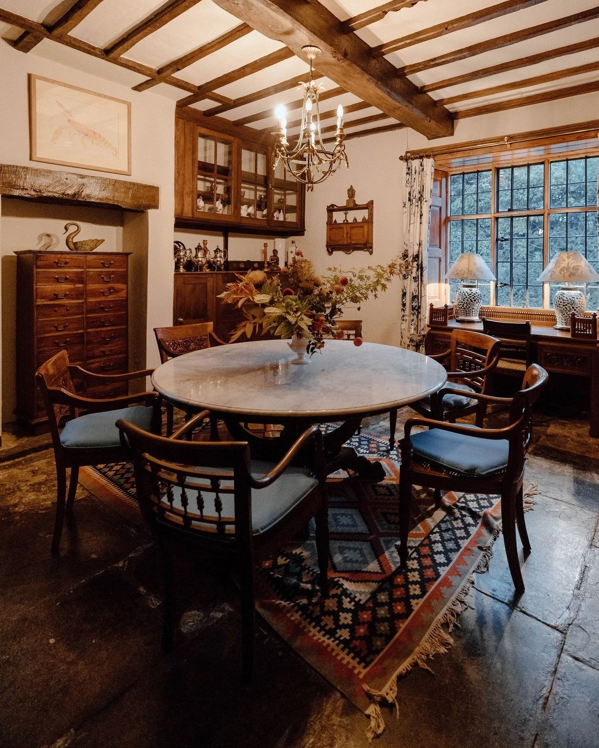 A peek into our breakfast room with beams overhead, a marble table waiting. Or close the door and steal a little space from the world.

Photo by @ellisreed 
.
.
.
.
#cotswolds #interiordesign #breakfastroom #pyecornerhouse