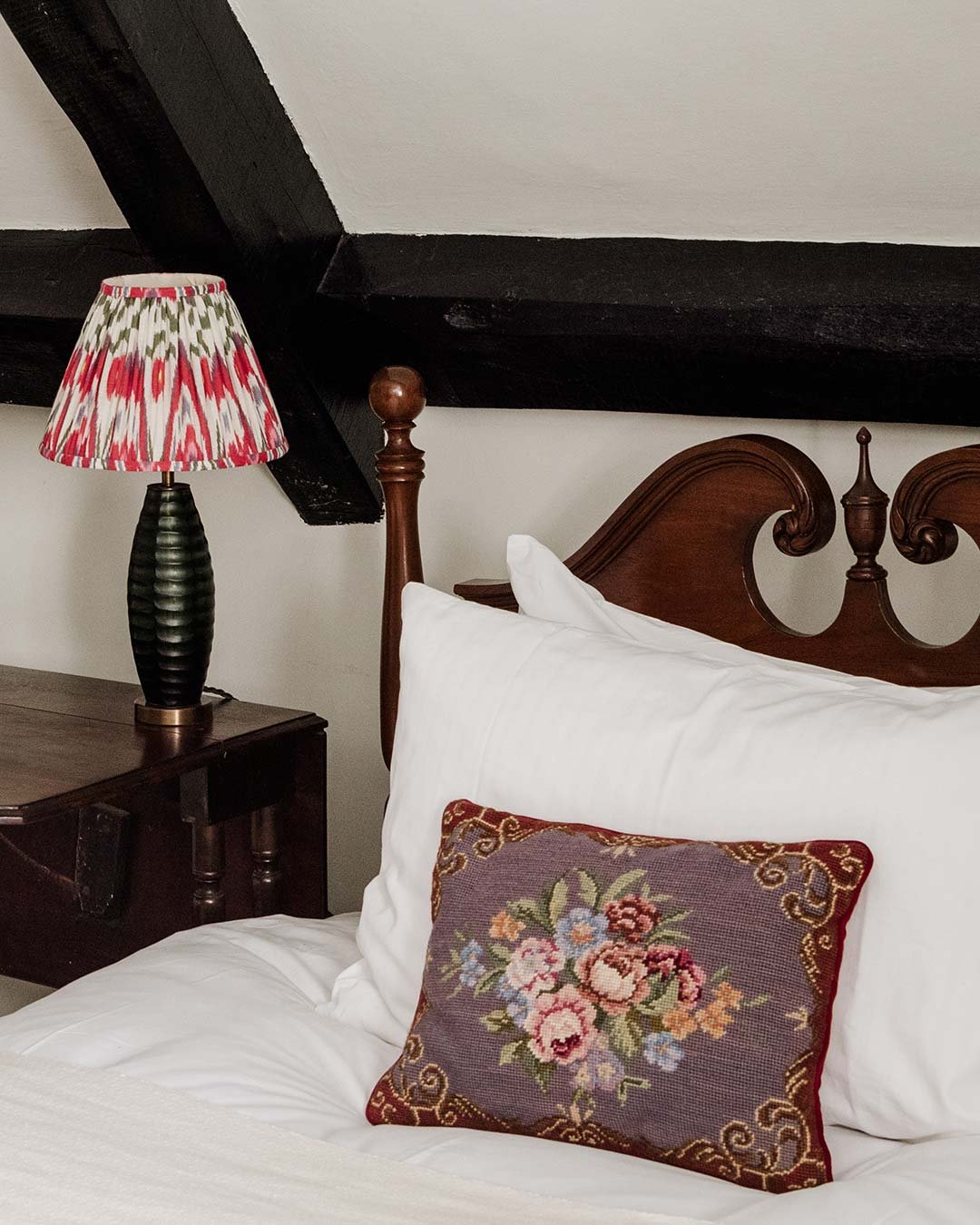 Cosy twin rooms at Pye Corner, finished with beautiful details to help you truly unwind.
.
.
.
.
#LuxuryRental #cotswoldsstay #pyecornerhouse #broadwayvillagecotswolds