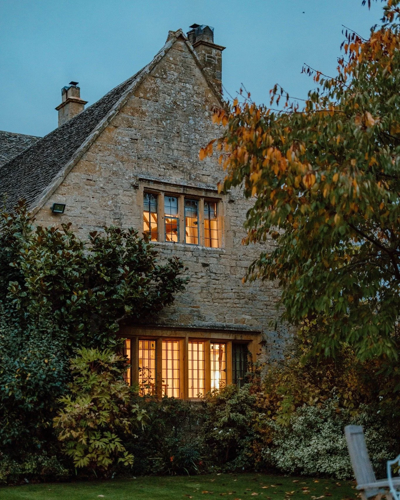 The house starts to glow as the sun goes down in the Cotswolds. 

Photo by @ellisreed 
.
.
.
.
#pyecornerhouse #cotswoldsstone #thecotswolds #LuxuryRental