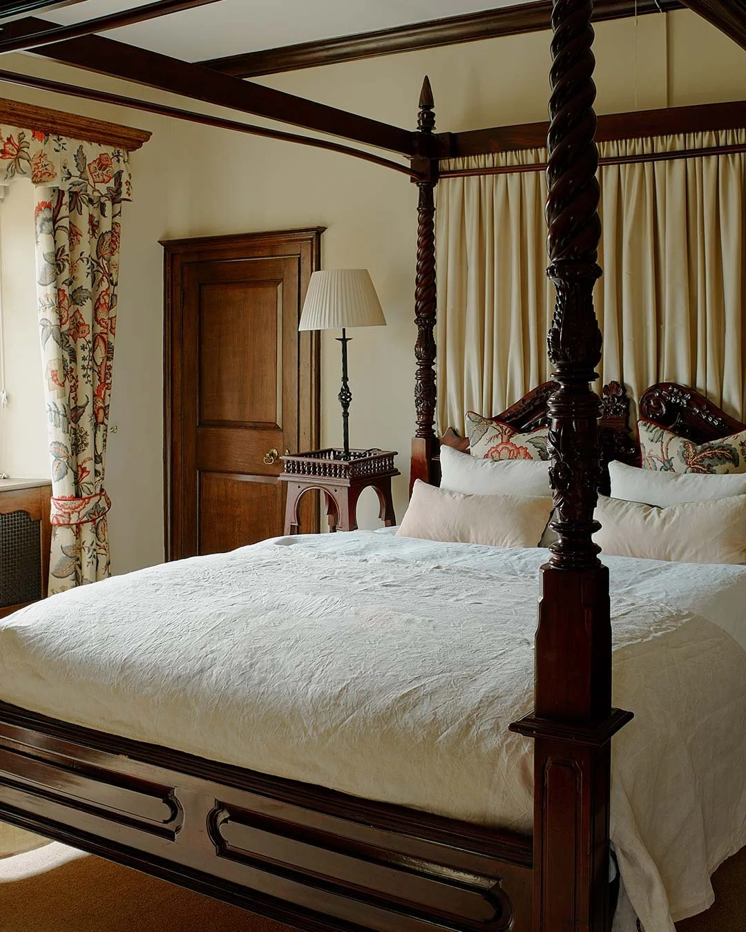 Unwind in comfort and understated elegance. The main house at Pye Corner House sleeps up to 16 guests, featuring five beautifully appointed double bedrooms and three charming twin rooms.
.
.
.
.
#LuxuryCountryside #CountryHouseEscape #LuxuryStaycatio