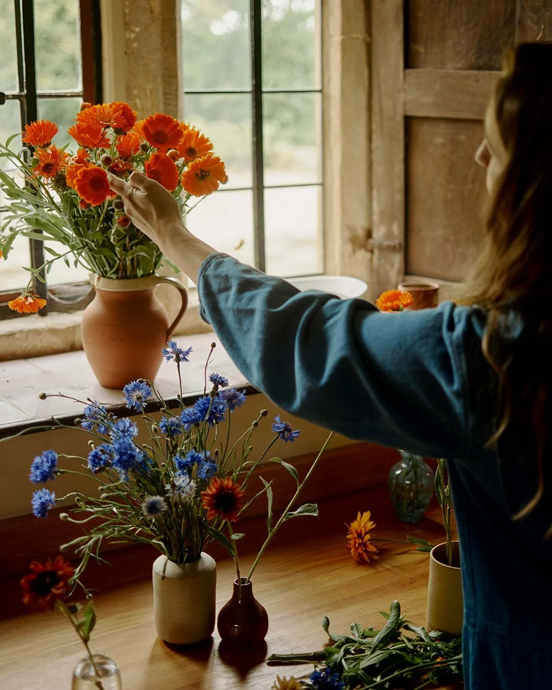 We were lucky to have the incredibly talented Carla from @by_sorelle_ transform our space with her stunning floral arrangements, all beautifully crafted from British-grown blooms.
.
.
.
.
#britishflowers #britishflorist #FloralDecor #thecotswolds #co