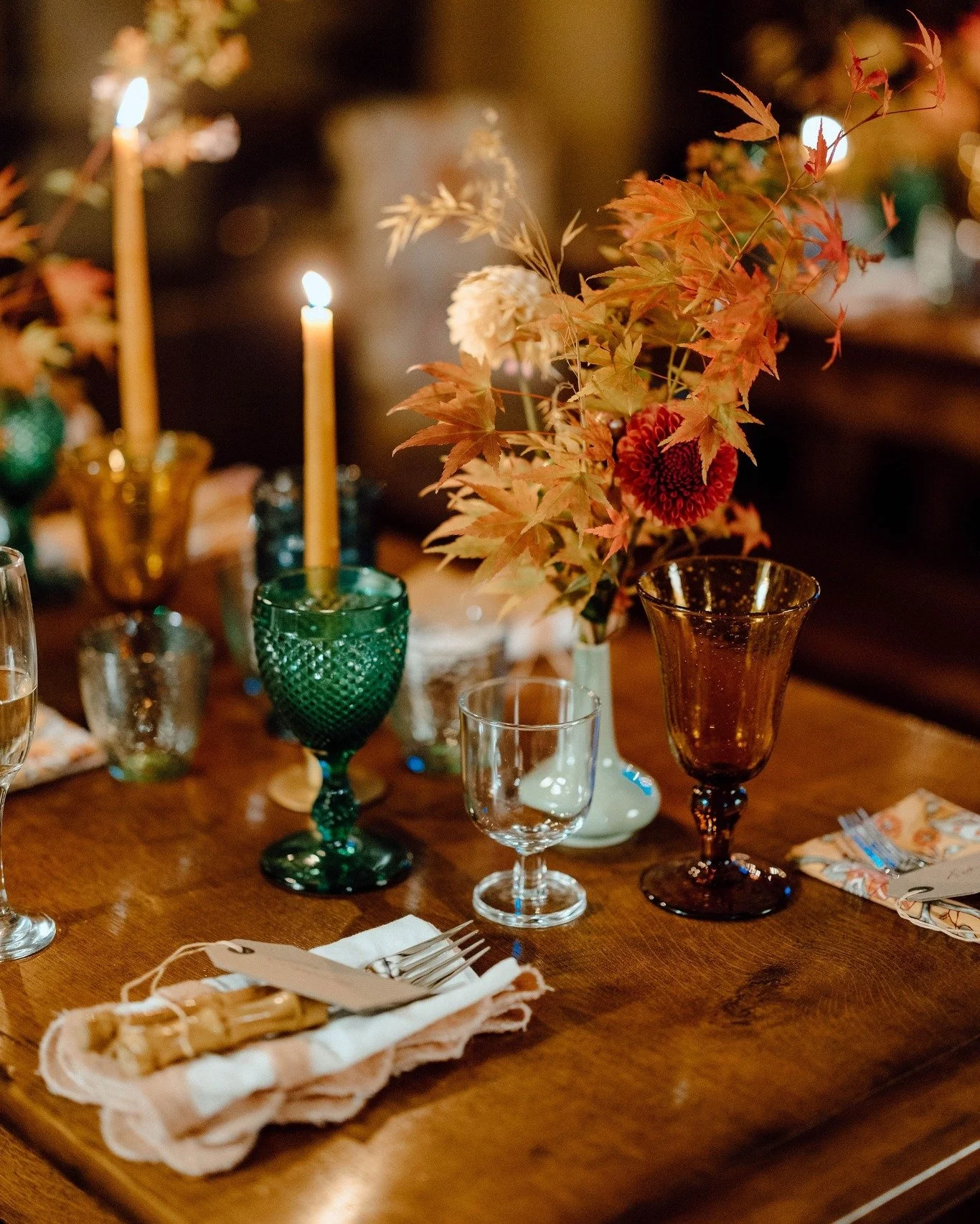 Still loving the beautiful table setting from Cotswolds-based interior designer @seansymington for his hen party! It&rsquo;s so inspiring to see how guests style the different spaces for special gatherings.

Photos by @ellisreed 
.
.
.
.
#PyeCorner #
