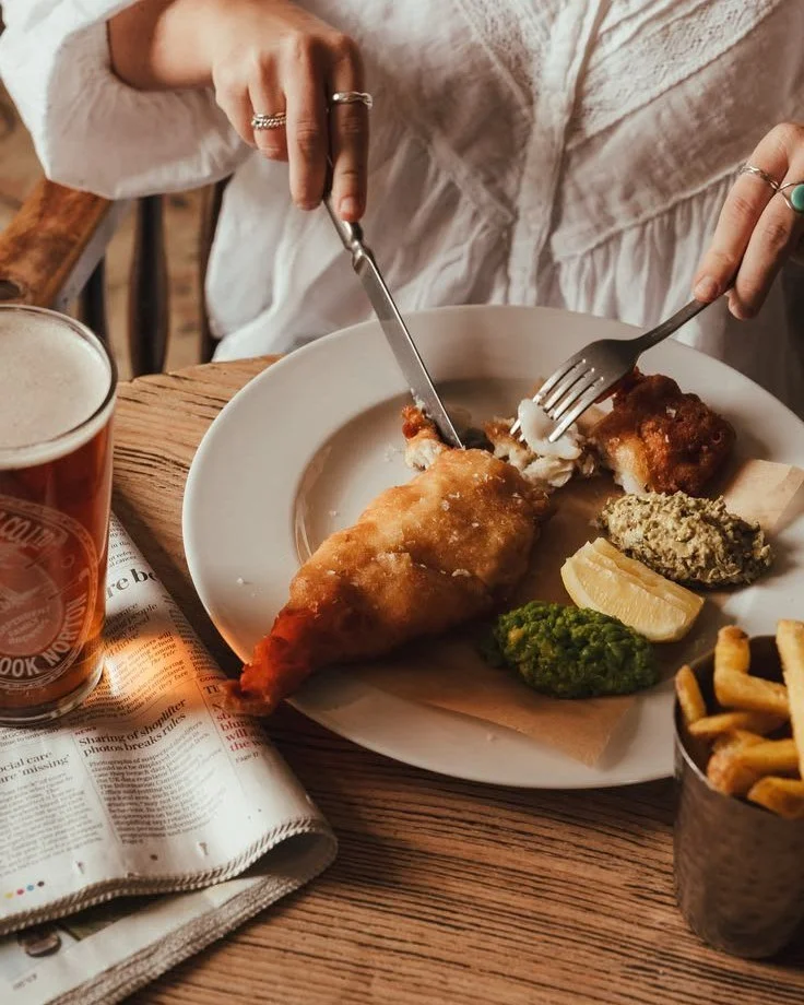 Just a short 30-minute drive from Pye Corner House to @kinghamplough for delicious fish &amp; chips with house-made tartare sauce. Pure comfort on a plate!
.
.
.
.
#cotswolds #englishpubs #englishcountryside #cotswoldpubs #fishandchips