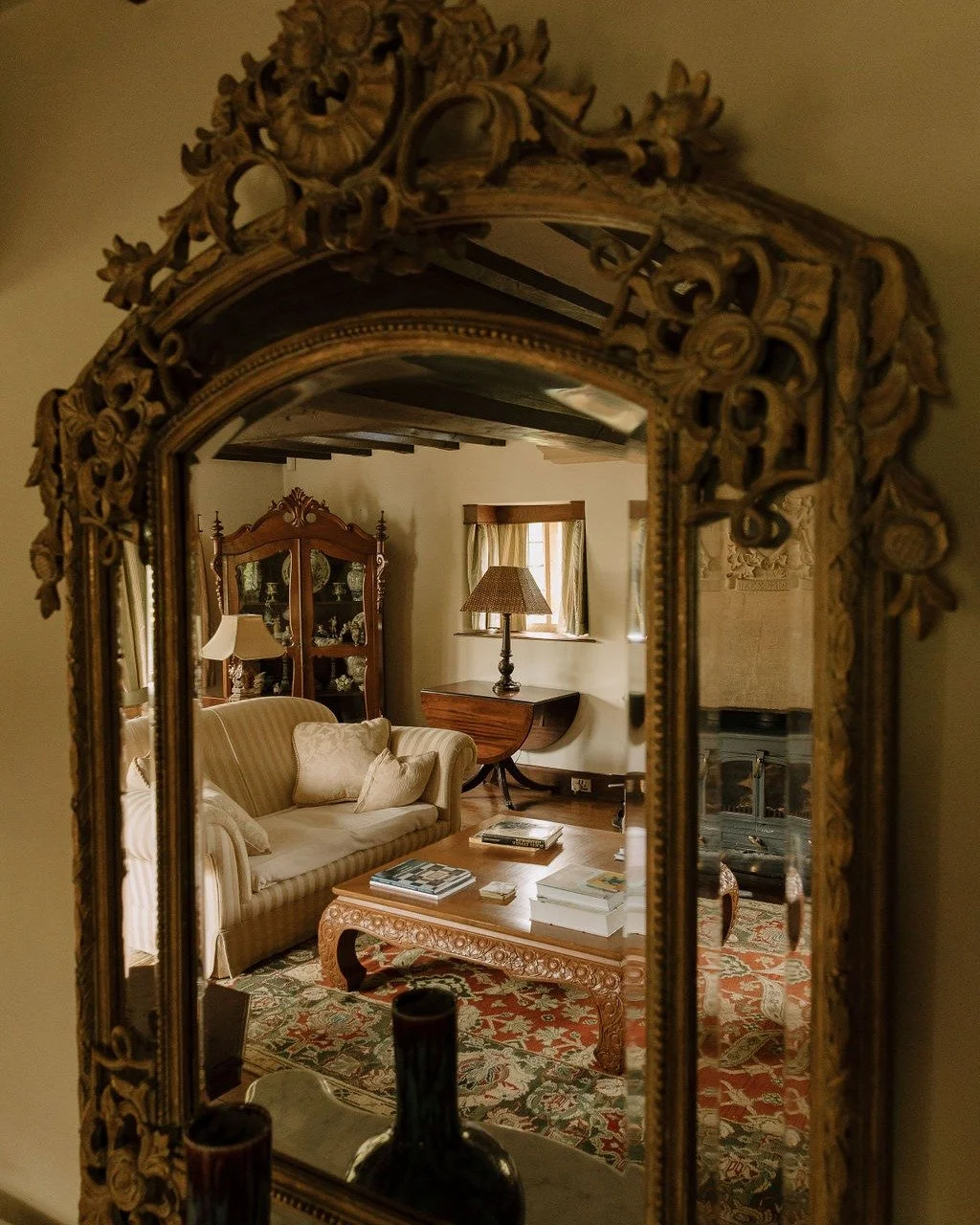 An intricately carved mirror reflects our cosy living room. Pye is home to a beautiful collection of antiques and artefacts, each with a story from a life well travelled. Come see for yourself!
.
.
.
.
#broadwayvillage #cotswolds #pyecornerhouse #bro