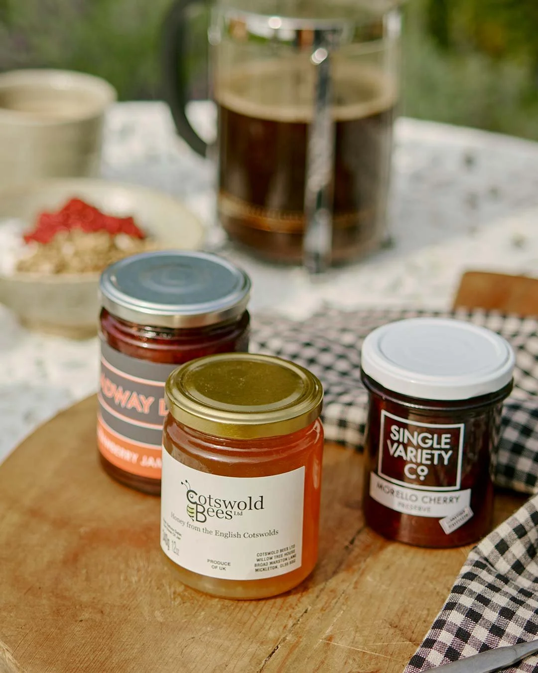One of our favourite things about staying at Pye is trying the delicious local produce. Broadway Deli is our favourite place top pick up jams, Cotswold honey, fresh croissants...yum!
.
.
.
.
#broadway #cotswolds #pyecornerhouse #localproduce #broadwa