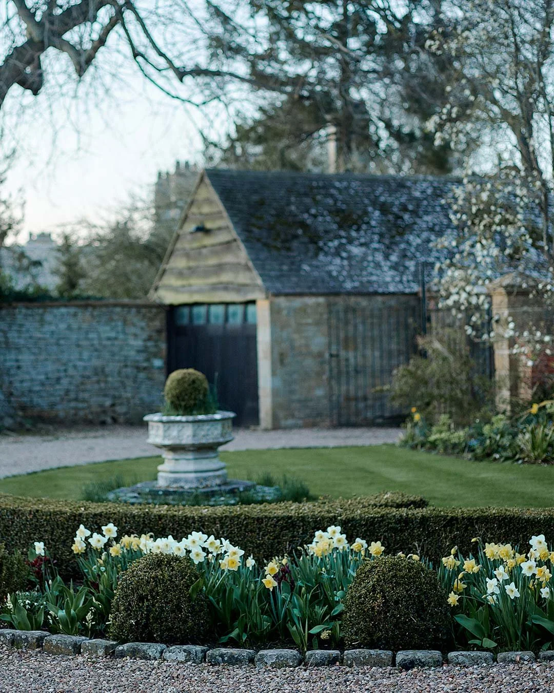 Pye Corner is starting to bloom. Daffodils and crocuses are popping up everywhere, just a hint of what&rsquo;s about to come as the gardens wake up for spring.
.
.
.
.
#cotswolds #englishcountryside #springflowers #daffodils #luxurytravel