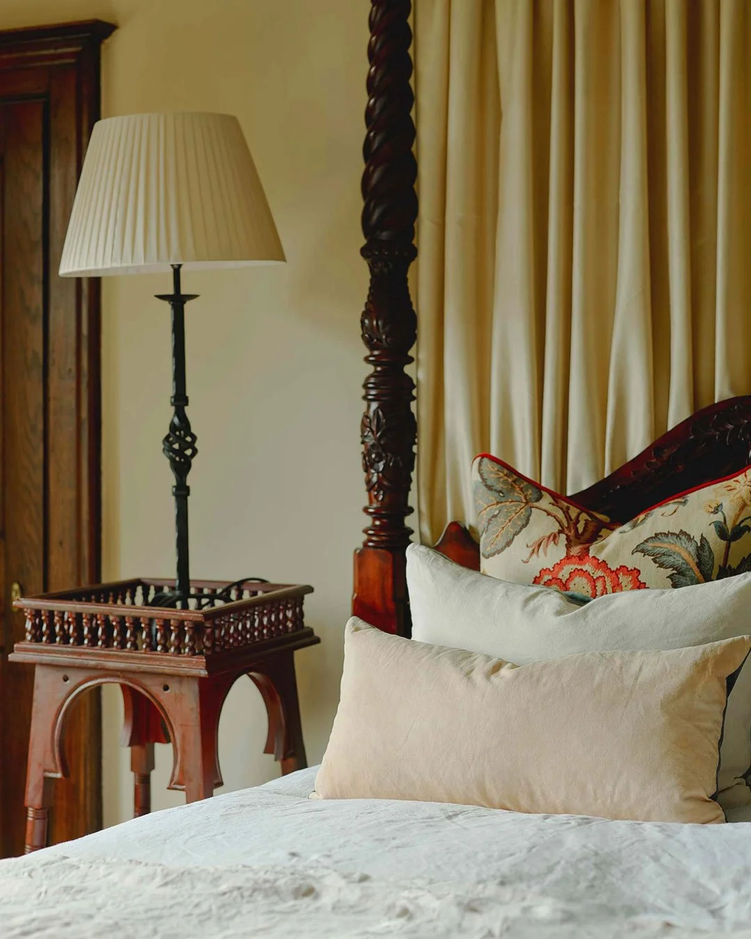 After a day spent exploring the Cotswolds, sink into one of Pye's beautifully curated rooms and let the sumptuous linens do the rest.
.
.
.
.
#CotswoldsEscape #LuxuryHolidayRental #CotswoldsHoliday #LuxuryRetreats #cotswoldsliving