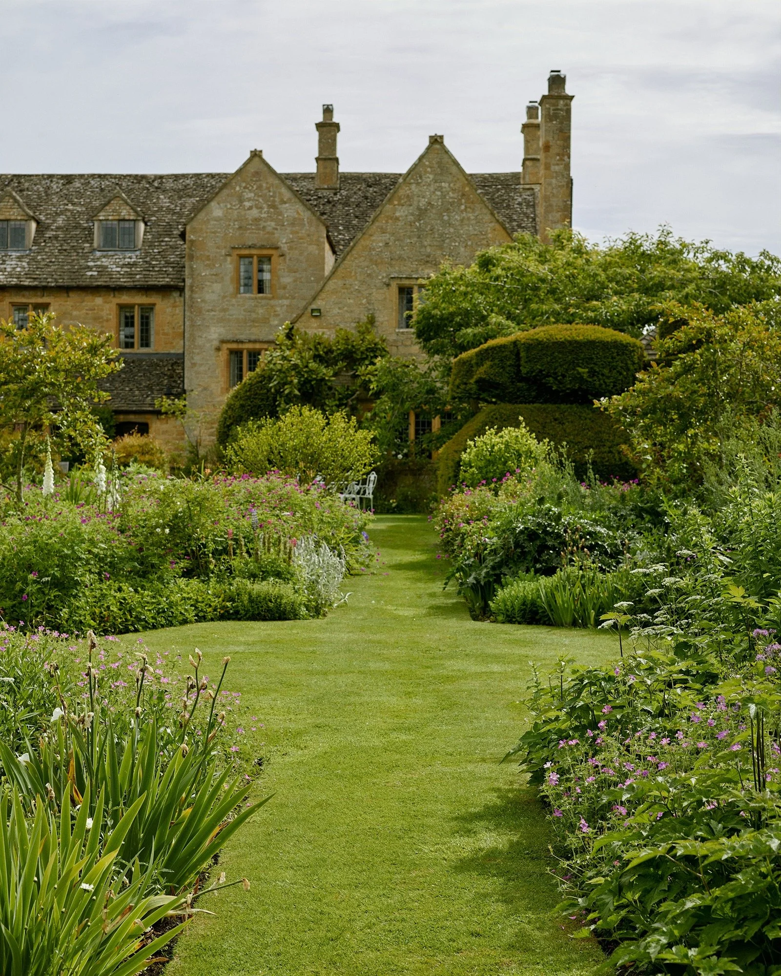 Explore the formal garden, challenge each other to croquet on the lawn, let the kids run and explore the flowers. With plenty of outdoor seating and a BBQ, the garden at Pye Corner was made for long, lazy days outside. 
.
.
.
.
#CotswoldsLuxury #Luxu