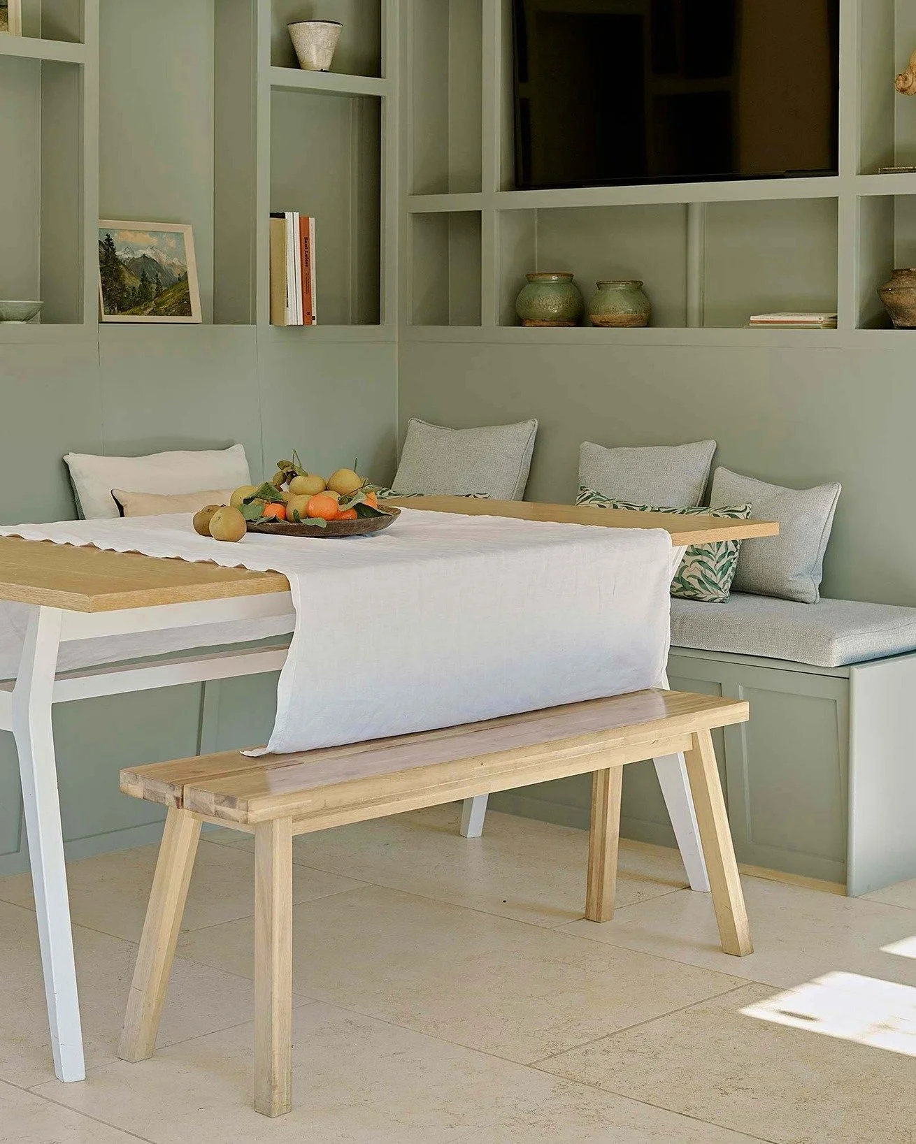 Tucked beside the open-plan kitchen, two sides open up to the garden, light pouring in all day. The table nook is where everyone ends up, whatever the hour. Breakfast, laptops, lazy lunches, board games after dark.
.
.
.
.
#CotswoldsHoliday #HolidayH