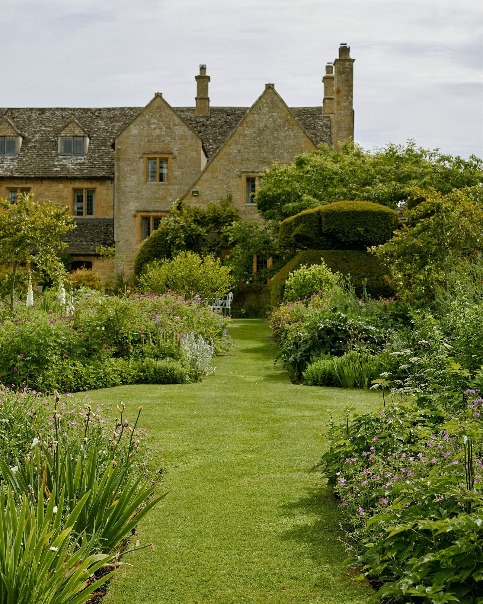 Summer in the Cotswolds moves at its own pace. Drift between the pool and two acres of walled gardens in full bloom. Pick herbs from the kitchen garden. Eat outside. Stay longer. Let our concierge arrange a private chef, so all you have to do is arri