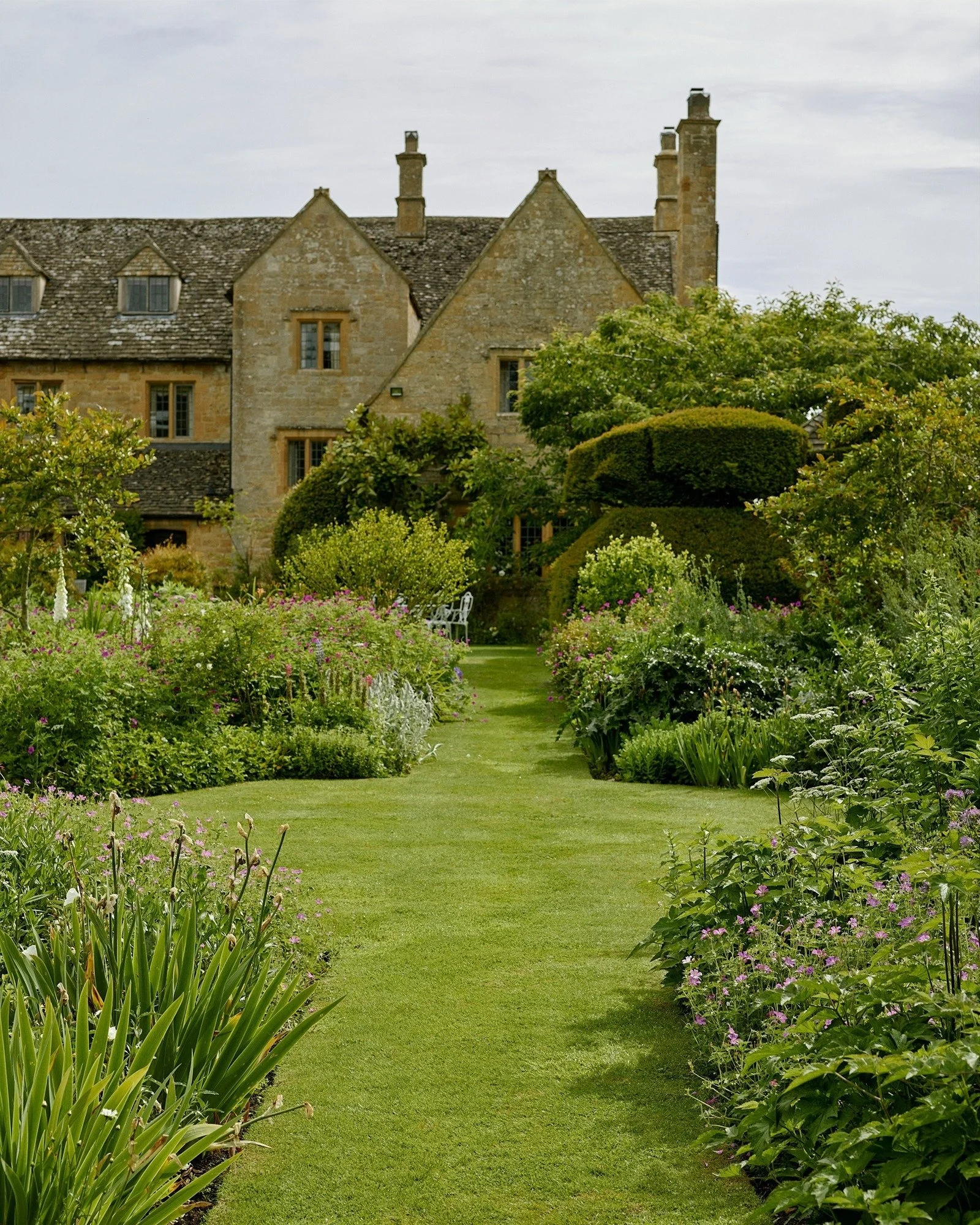 Summer in the Cotswolds moves at its own pace. Drift between the pool and two acres of walled gardens in full bloom. Pick herbs from the kitchen garden. Eat outside. Stay longer. Let our concierge arrange a private chef, so all you have to do is arri
